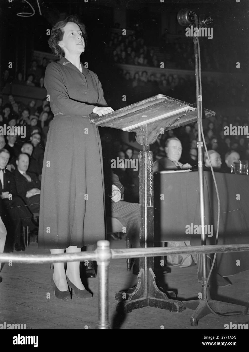 KATHOLISCHES PROTESTTREFFEN GEGEN KARDINALVERHAFTUNG britische Katholiken aus allen Teilen der Grafschaft zogen nach Albert Hall , London , um eine Massendemonstration gegen die Festnahme von Kardinal Mindzenty , Primat von Ungarn , dem Verrat , Spionage und Schwarzmarktwährungsgeschäfte beschuldigt wird , zu veranstalten . Der Kardinal hat am Samstag vor dem Budapester Volksgericht eine letzte Berufung eingelegt , und das Urteil wird morgen bekanntgegeben . DAS BILD ZEIGT :-Barbara Ward . 7. Februar 1949 Stockfoto