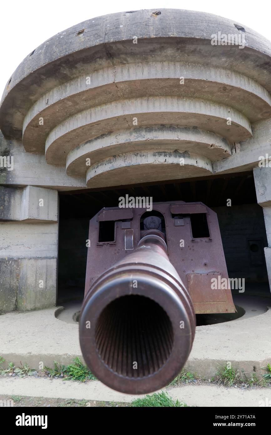 Nahaufnahme einer M272-Konstruktion, deutsche Kasematten, in der Longues-sur-Mer-Batterie, mit dem 15 cm TbtsK C/36 Marinegewehr. Stockfoto