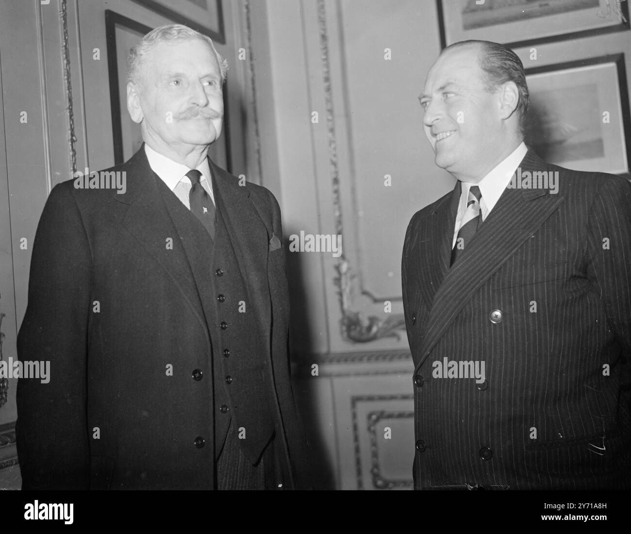 PRINZ OLAV VON NORWEGEN BEI DER YACHTRENNKONFERENZ Crown Prinz OLAV von Norwegen nahm als Delegierter an der Eröffnung der zweitägigen Konferenz des Ständigen Ausschusses der Internationalen Yacht Racing Union in der Royal Thames Y.C. Knightsbridge in London Teil . Auf der Konferenz wird Prinz Olavs Vorschlag zur Übertragung der Kontrolle über die bevölkerungsreiche Drachenklasse von den skandinavischen Behörden auf die I.Y.R.U. am 20. Januar 1949 erörtert Stockfoto