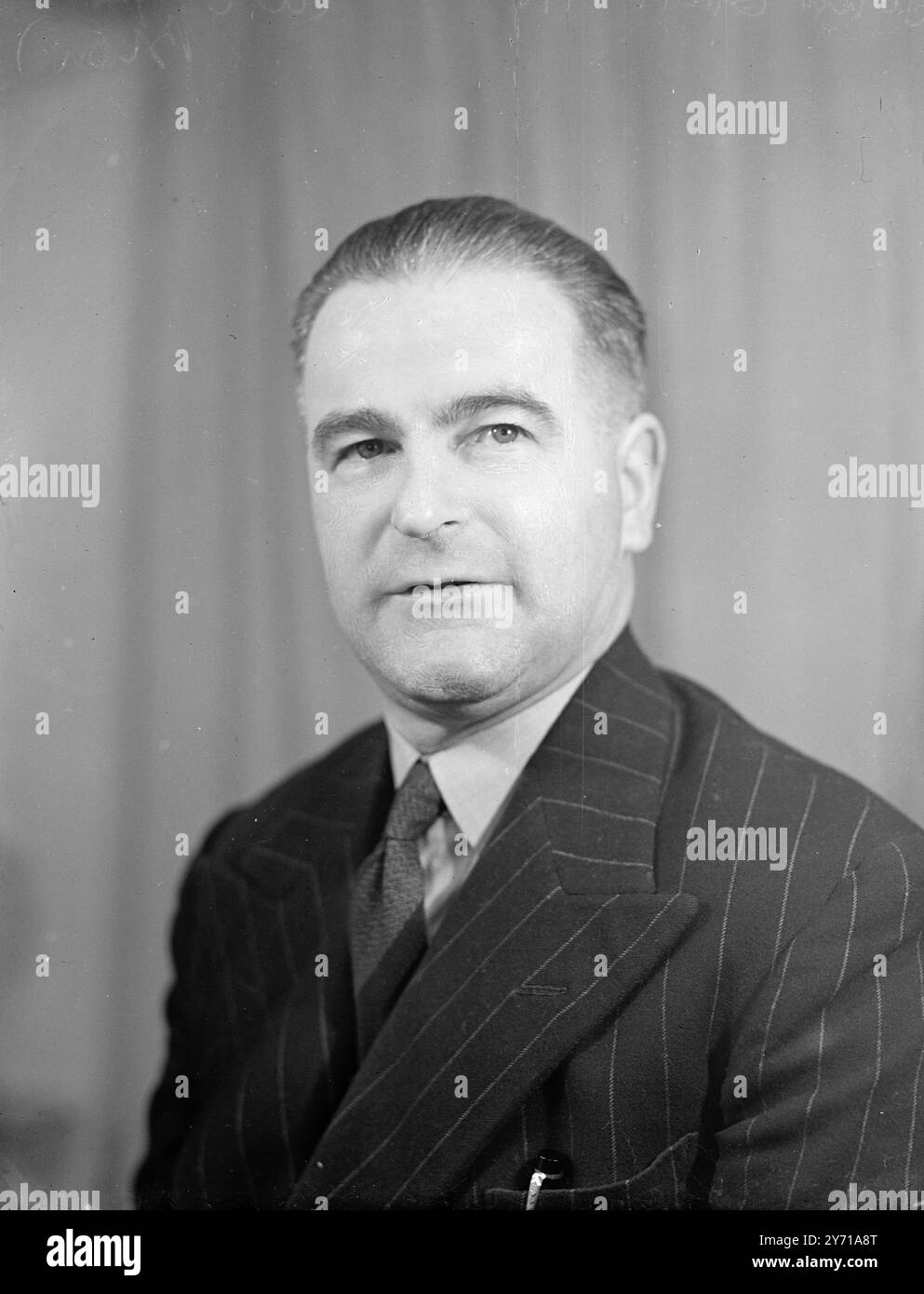 RATSHERR BEIM VERKAUF VON ALKOHOL RUFT MR. JOHN GRIFFIN , ein Stadtrat von Brighton (Sussex) , der unter 14 Leuten war, die nach Brighton gerufen wurden, im Zusammenhang mit dem mutmaßlichen illegalen Verkauf von Alkohol im Norfolk Club, Norfolk Square Brighton . Seine Frau. Kathleen Griffin wurde auch wegen angeblicher Unterstützung ihres Mannes beim Verkauf ohne Lizenz angeklagt . 25. Januar 1949 Stockfoto