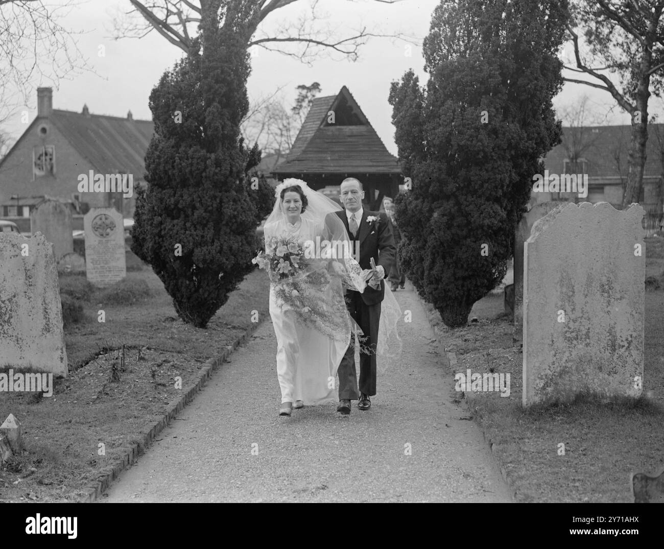 Hochzeitsbraut in weißem Kleid 1940 Stockfoto