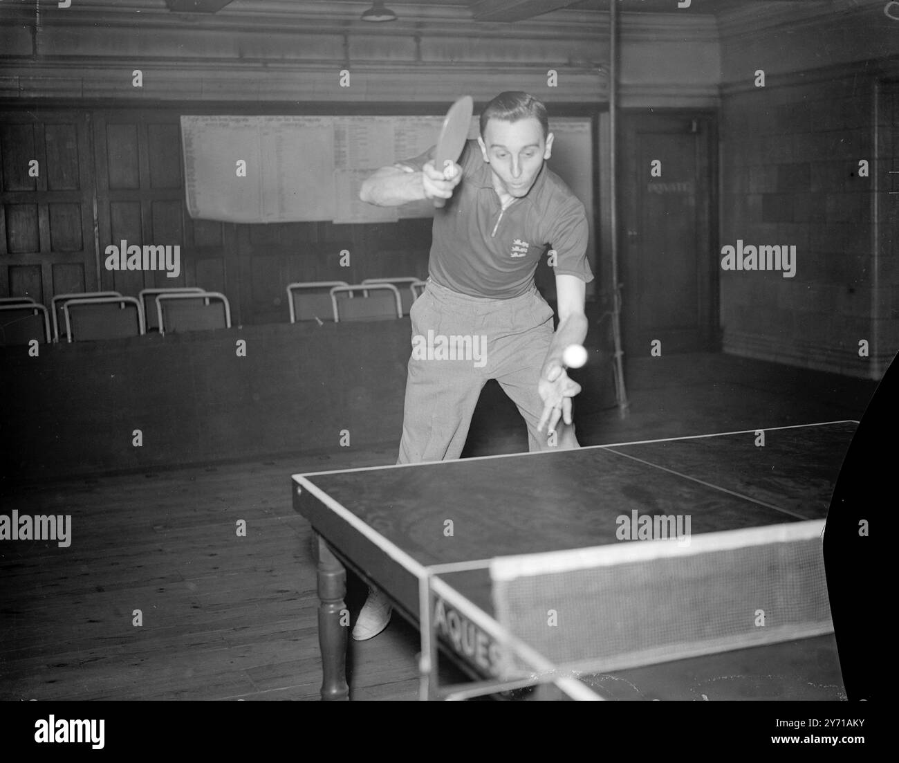 CHAMPION BEWEGT brillante Action von JOHNNY LEACH , 25 , Tischtennisweltmeister , jetzt in Paddington , London . Er war der erste Engländer, der den Titel seit 1927 gewann - kürzlich in Stockholm - und er hat einen harten Kampf um den Titel seines eigenen Landes, da 250 Top-Stars gegen ihn Jaques-Tisch antreten. 17. Februar 1949 Stockfoto