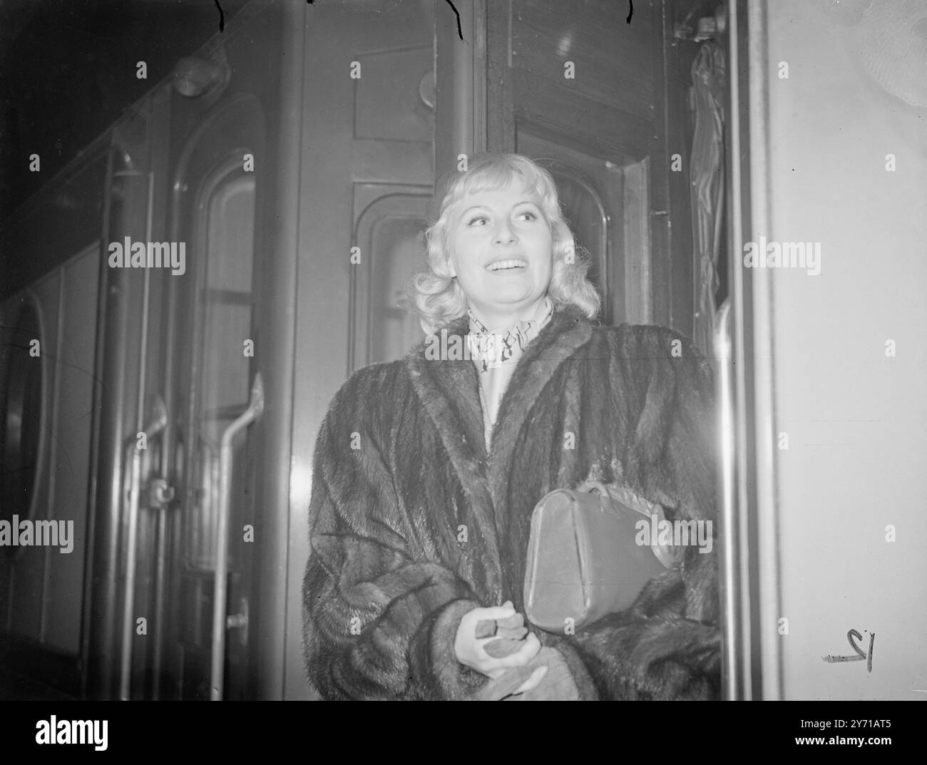 GEFALLENER IDOL-STAR HIER FÜR DEN NEUEN FILM Charming - MICHELE MORGAN , französischer Filmstar von '' GEFALLENER IDOL '' ist wieder in London , um einen neuen Film zu drehen . Sie wird auf dem Bild bei der Ankunft des Golden Arrow Express vom Kontinent an der Victoria Station in London gesehen . 4. Februar 1949 Stockfoto