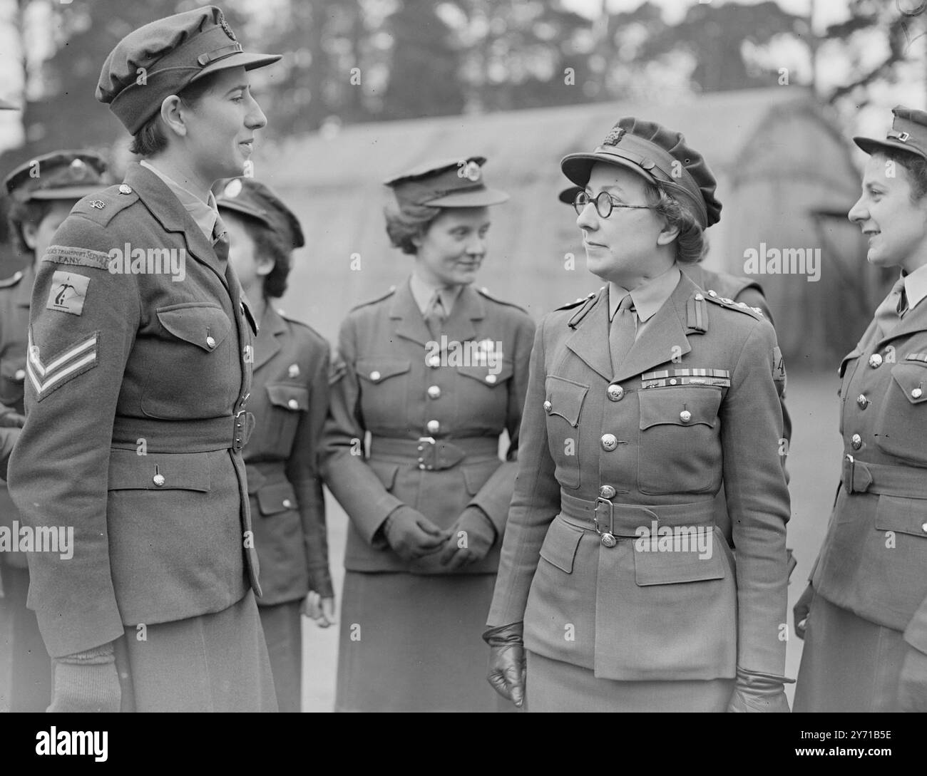 W.A.A.F. WERDEN W.R.A.F. - - - - die Women's Auxiliary Air Force - W.A.F. wurde als Women's Royal Air Force - W.R.A.F. bekannt. - - - DAS BILD ZEIGT :- Corporal MARGARET JEFFERY aus Hertford , der seit neun Jahren im Dienst steht , während der Sonderparade mit dem Controller M.F. COULSHED , O.B.E. - - - 1. Februar 1949 Stockfoto