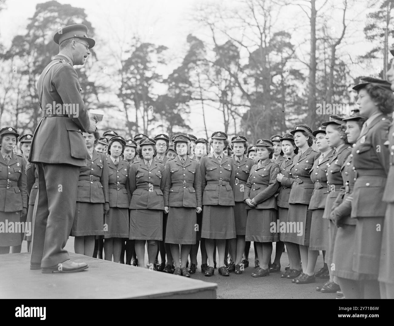 W.A.A.F. WERDEN W.R.A.F. - - - - die Women's Auxiliary Air Force - W.A.F. wurde als Women's Royal Air Force - W.R.A.F. bekannt. - - - - DAS BILD ZEIGT :- Brigadier S?N.SHOOMSITH , D.S.C. , O.B.E. , der bei der Parade die Erklärung über die Umrüstung des Dienstes abgibt . - - - 1. Februar 1949 Stockfoto