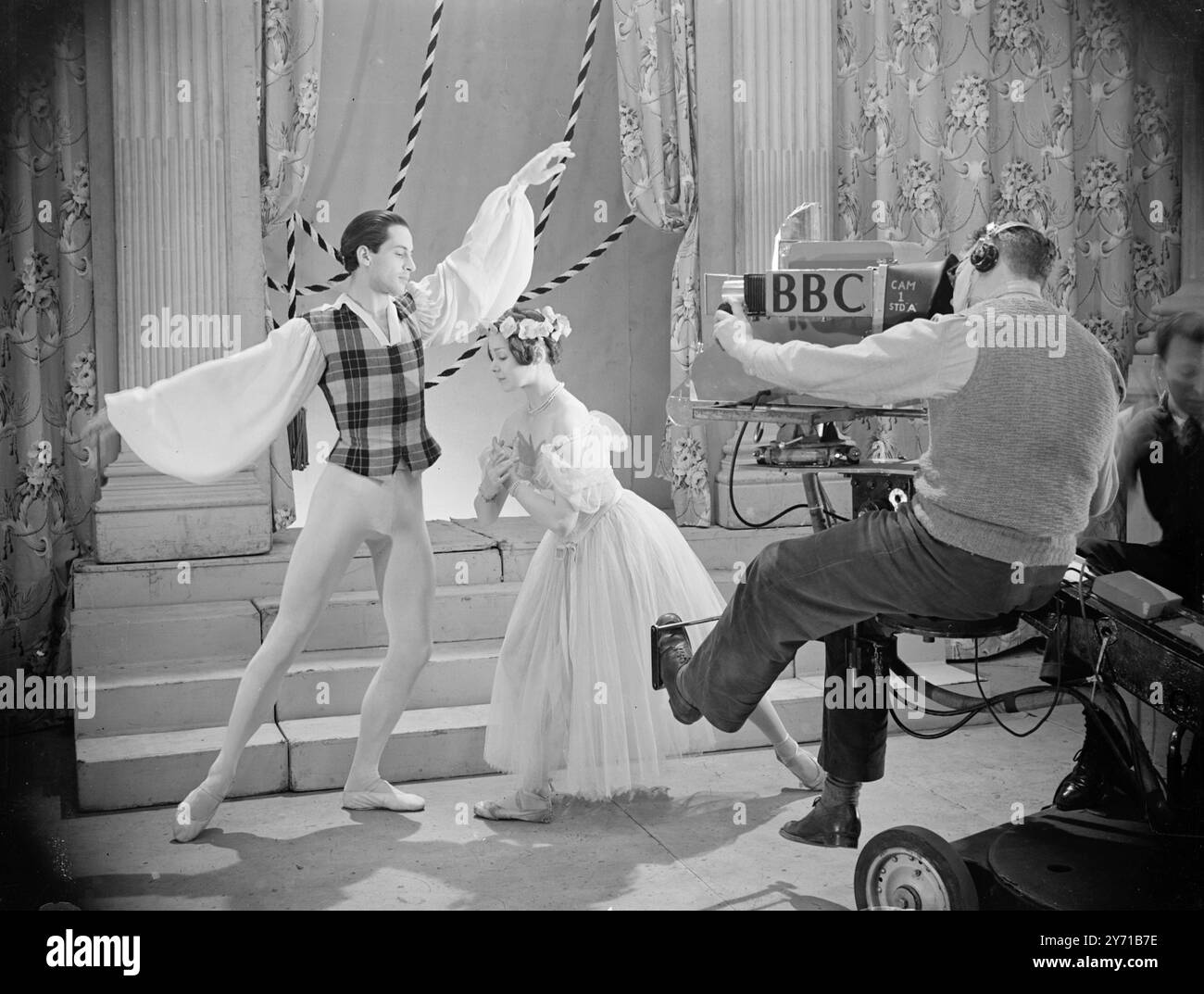 Das Ballett des Champs Elysees , eine der berühmten französischen Ballettkompanien, die England speziell für das BBC-Fernsehen besucht , wurde in den Studios des Alexandra Palace ( London ) für die Fernsehübertragungen heute Abend geprobt , die die Woodland-Szene eines der letzten großen romantischen Ballette " La Sylphide " - A Ballet - Pantomime "" umfassen werden DAS BILD ZEIGT :- JAMES DER BAUER verliebt sich in IRENE SKORIK als SYLPHIDE , DIE HOLZ - LAND - SPRITE , Eine Szene während der Probe . 31. Januar 1949 Stockfoto