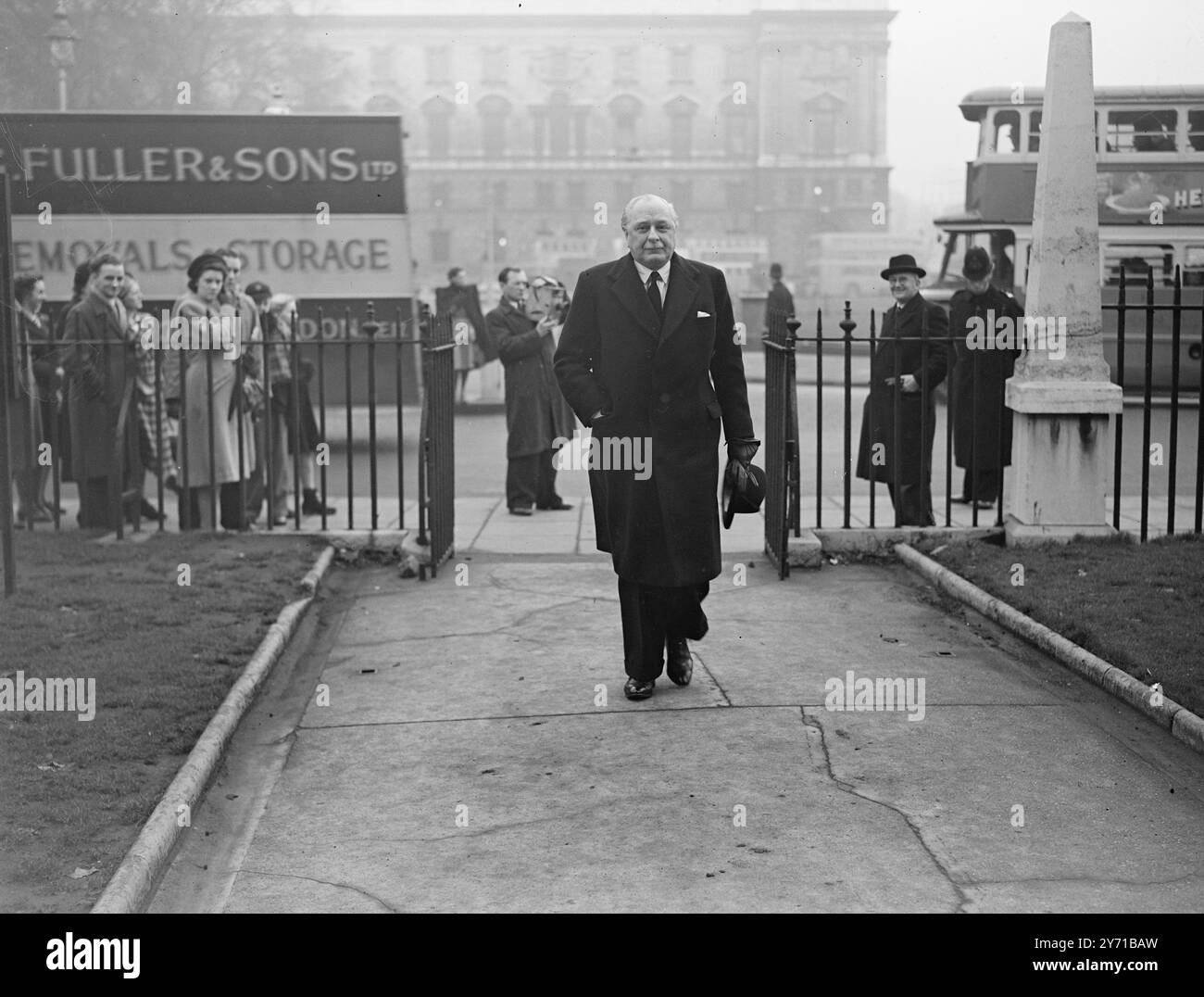 SPEED ACES ZOLLEN SIR MALCOLM CAPBELL vielen bekannten Rennfahrern TRIBUT , darunter Earl Howe , Duke of Richmond und Gordon , Lieu Goldie Gardner , die an der Gedenkfeier für Sir MALCOLM CAMPBELL in St Margaret's , Westminster , London teilnahmen . Sir Malcolm starb am Neujahrstag im Alter von 63 Jahren nach langer Krankheit. Seine Karriere war ein langes Glücksspiel mit dem Tod und unter seinen vielen Errungenschaften war, dass er der erste Mann war, der 300 km/h an Land erreichte . Er starb mit dem Weltrekord von 141,7 km/h. DAS BILD ZEIGT:- Rennfahrer KAYE DON fotografierte, als er bei mir ankam Stockfoto