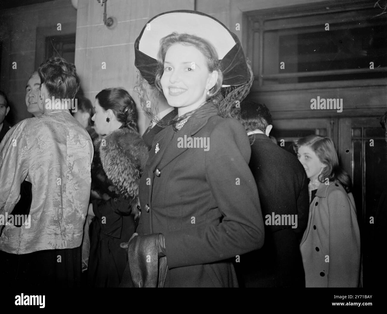 "WIE SIE ES MÖGEN" MODENOTE das J. Arthur Rank Starlet PATRICIA PLUNKETT trifft eine Modenote, als sie am Old Vic Theatre , Waterloo Road , London ankommt, um die erste Nacht von The Young Vic Company '' AS YOU LIKE IT '' zu erleben. 3. Januar 1948 Stockfoto