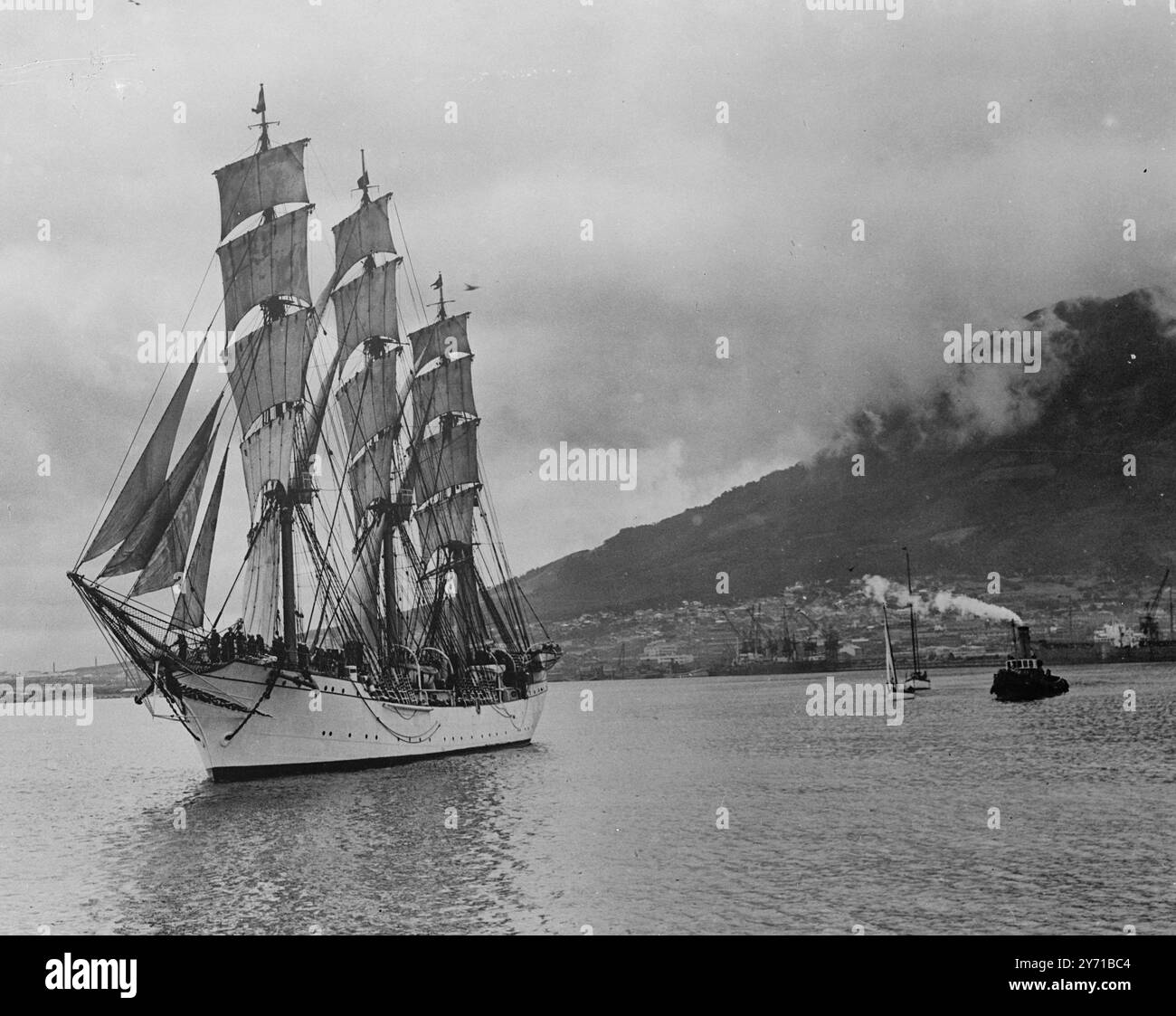 SAILS AND GRACE Boxing Day Treat für die Menschen in Kapstadt , Südafrika , war der Anblick des dänischen voll-Riggg Segelschiffes " Dänemark " , das bei ihrer Rückkehr nach Kopenhagen abreiste . Mit 117 Kadetten besetzte Dänemark segelte am 10 . September von Kopenhagen aus nach Madeira und Teneriffa und war 47 Tage auf See , nachdem sie Teneriffa am 11 . Oktober verlassen hatte , bevor sie Durban erreichte . Ihre nächste Reise führt sie nach Fort Elizabeth und dann weiter nach Kapstadt. Es gibt sicherlich keine schönere Sicht auf See als ein voll manipuliertes Segelschiff , das sich anmutig von einem Anlaufhafen zum anderen bewegt . 4 Stockfoto