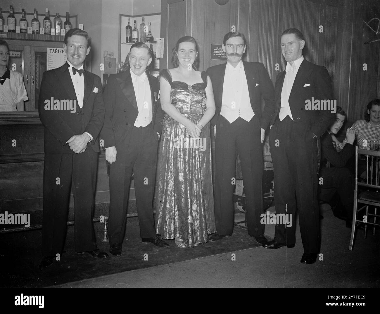 BEAMTE BEIM LONDON-CORNISH-BALL Eine Gruppe, die beim London Cornish Association Ball in der Royal Empire Society Assembly Hall in Craven Street, Strand, London aufgenommen wurde . Das Bild enthält :- Mr . Hammel von Liskeard , Mr . St . Aubyn (Generalsekretärin) Frau . Gewässer von Penzance , Herr . C.C. Bennet aus Truro und T.J.A. Ford aus Bodmin. 8. Januar 1949 Stockfoto