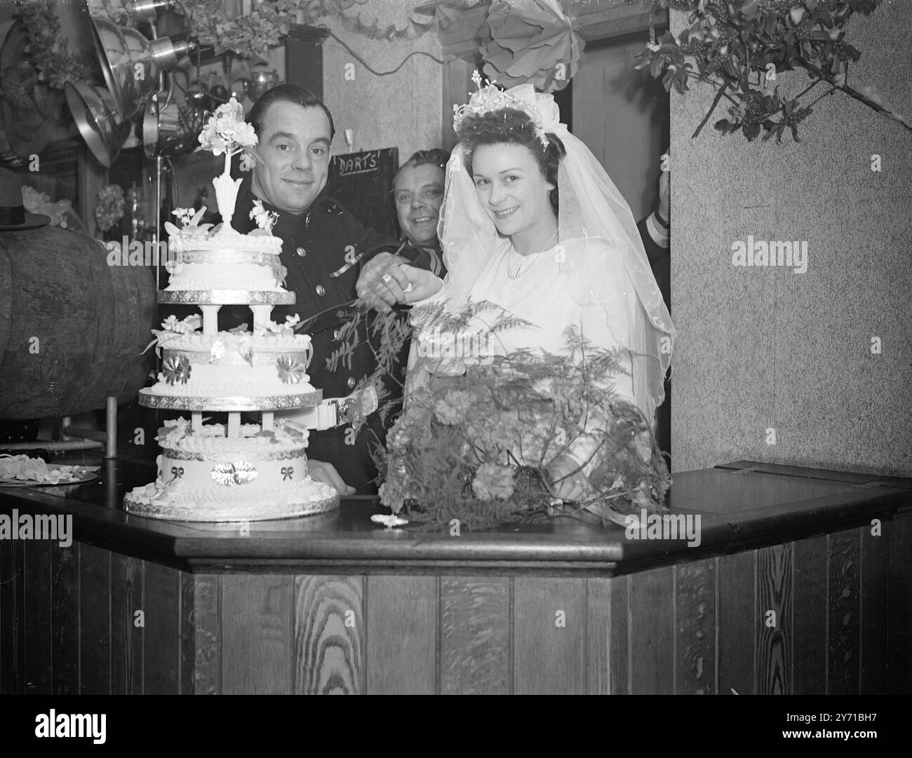 Miss Betty Marsh und Mr. Peter Murray. Hochzeit 3-stöckige Kuchen am 1. Dezember 1949 Stockfoto