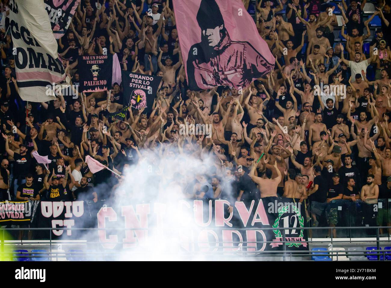 Palermo-Fans jubeln während des Fußballspiels zwischen SSC Napoli und Palermo FC im Diego Armando Maradona Stadion in Neapel (Italien) am 26. September 2024 an. Stockfoto