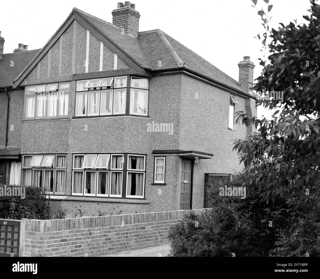 Ein Doppelhaus in einer Londoner Straße in England . 3. August 1948 Stockfoto