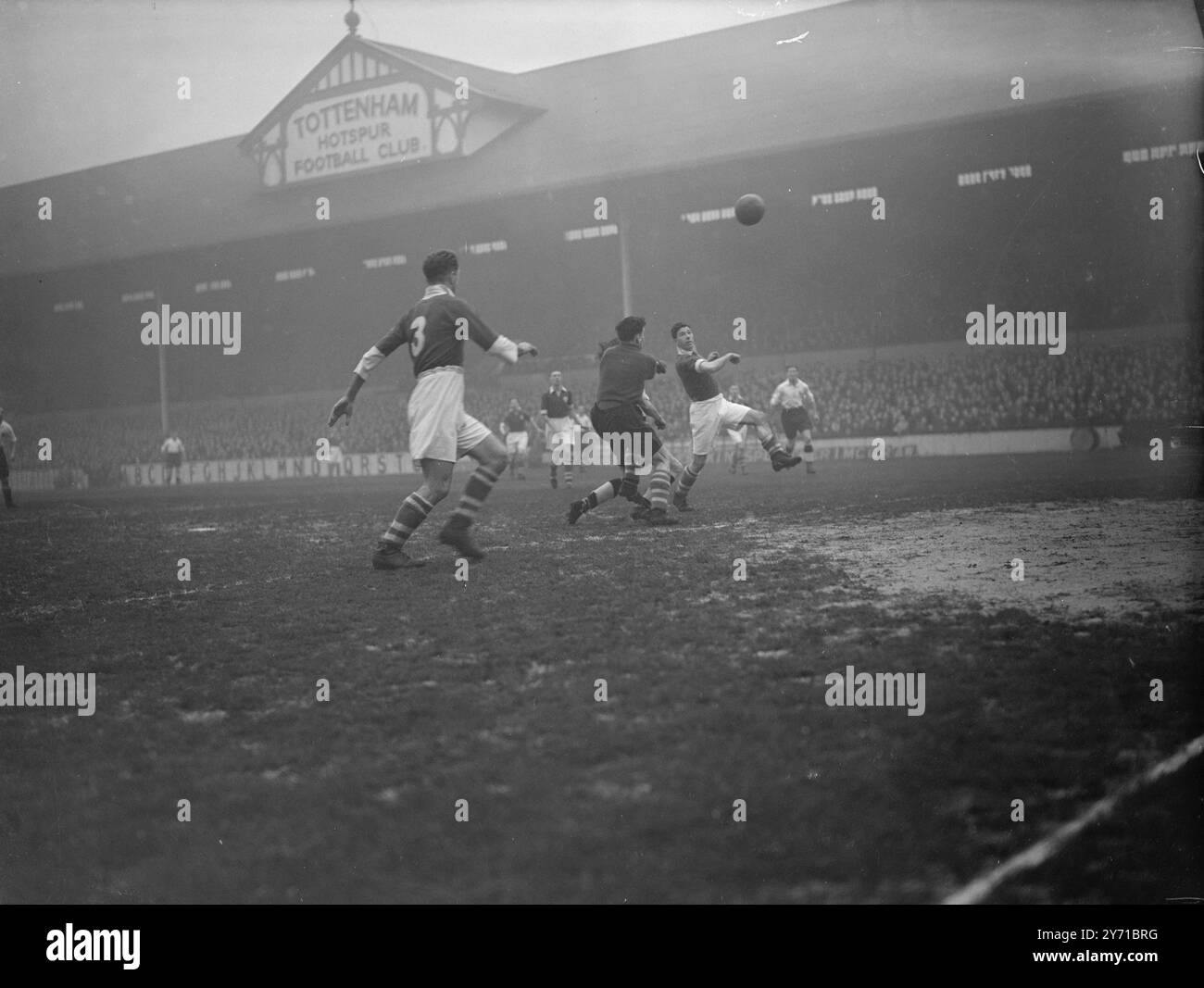 Drei Verteidiger in Folge wurden IN diesem Bild beim Tottenham Hotspur V. Leicester City , dem zweiten Fußballspiel am Boxing Day in Tottenham, London, mit einem '' Kopf '' geschlagen . Die Spurs sehen ein Tor. Von links nach rechts sind :- JIMMY HARRISON ( Leicester City links hinten ) , LES MAJOR ( Leicester Torwart ) , der CHARLIE RUNDLE versteckt ( Spurs Centre Forward, der das Tor anführt , und SEP SMITH ( Leicester City Centre Half) . 27. Dezember 1948 Stockfoto