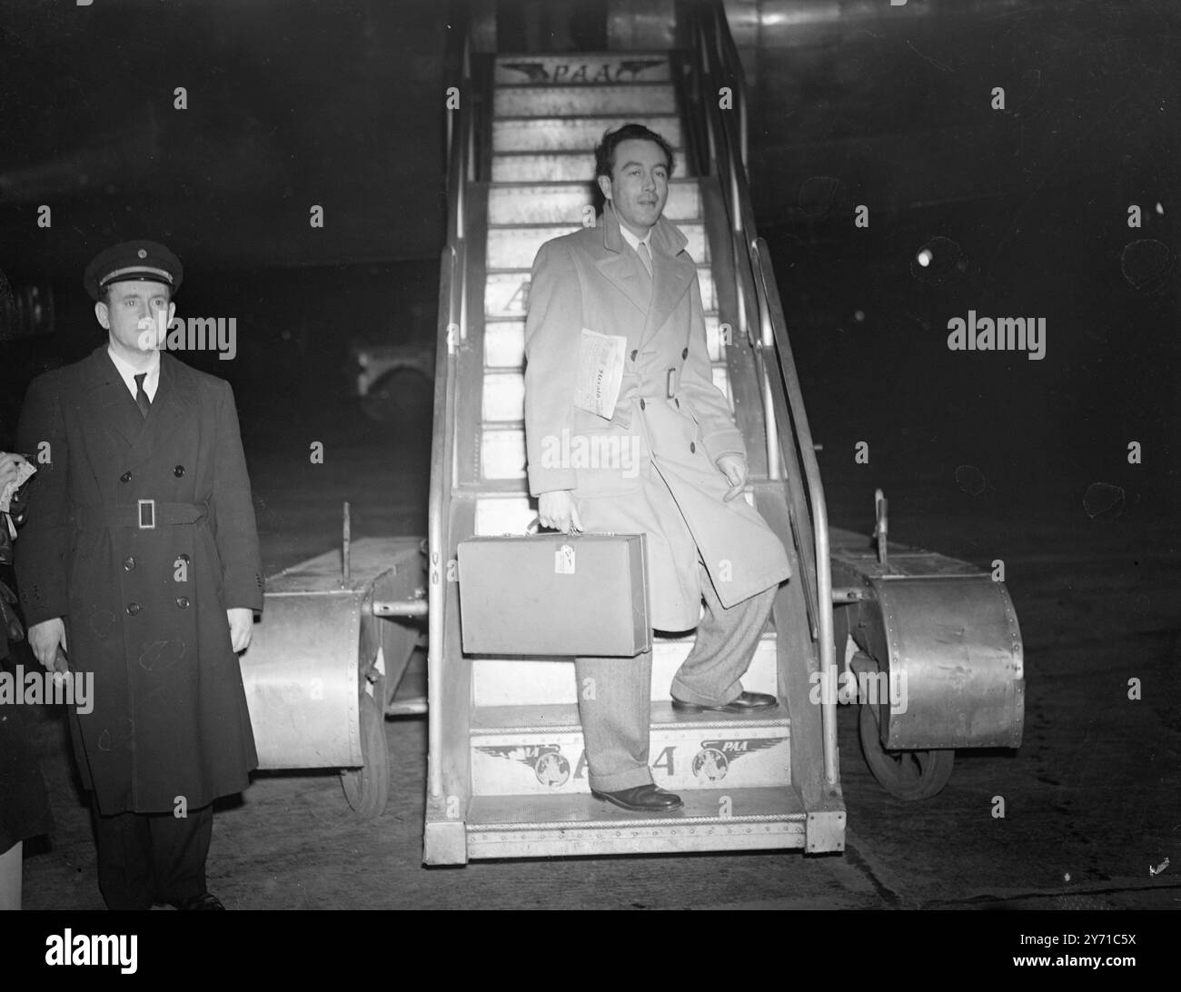 DER BRITISCHE FILMSTAR VERLÄSST DIE USA DENNIS PRICE , der britische Film Star besteigt ein panamerikanisches Flugzeug am Flughafen London in die USA . 22. Januar 1949 Stockfoto