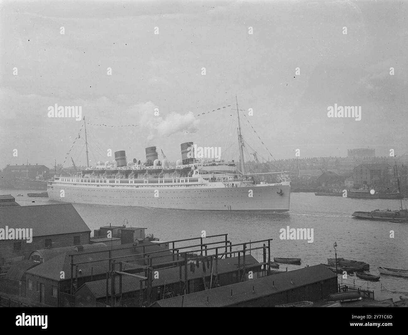 DER BRITISCHE SEESPIELPLATZ BRINGT DIE AMERIKANER ZU DEN FLITTERWOCHENINSELN. Der 700 Tonnen schwere Londoner Liner der Furness Line, QUEEN OF BERMUDA, hat gerade die Tyne zur Themse verlassen, um bald nach Amerika zu segeln. Sie wurde in einen Seeschiffspielplatz umgewandelt und wird US-Dollar einbringen, die American's von New York auf die berühmten Honeymoon Islands Bermuda bringen. Es kostete mehr, sie zu einem Luxusschiff aus einem bewaffneten Kreuzer aus der Kriegszeit zu wechseln, als sie 1933 zu bauen. Sie ist jetzt das letzte Wort im maritimen Komfort mit einem 80 m langen Tanzsaal und einem neu aufgebauten Swimmingpool Stockfoto