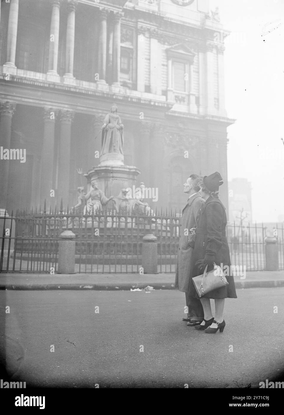 IHR TRAUM WURDE WAHR Mr. Und Mrs. FLETCHER , ein Bergmann mittleren Alters und seine Frau , sind in London von ihrem Haus in Washington, Co . Durham . Dies ist das erste Mal , dass beide die Hauptstadt besucht haben . Dieser Besuch - die Erfüllung eines Lebenstraums ist das Ergebnis eines Interviews von Wilfred Pickles über ''Have a Go ''', der das Paar in einer Sendung aus Washington interviewt hat . Frau Fletcher sagte Herrn Pickles, dass ihr größter Wunsch darin bestehe, Londons berühmte Sehenswürdigkeiten zu sehen. Am nächsten Tag rief ein bekanntes Reisebüro an, um ihnen einen kostenlosen Urlaub in London anzubieten, also sind sie hier. Höhepunkte von Tei Stockfoto