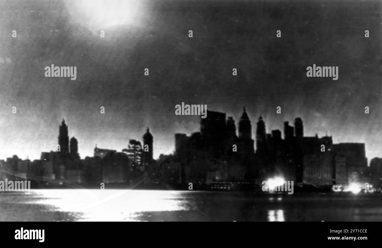 Stromausfall im Nordosten. Dieses dramatische Verdunkelungsfoto der Skyline von New York wurde gestern Abend um 19 Uhr EST vom New Jersey Central Railroad Pier gemacht und zeigt die Silhouetten der Wolkenkratzer des Finanzviertels vor einem mondbeleuchteten Himmel . Nach dem größten jemals bekannten US-Stromausfall hatte New York City und der Großteil des bevölkerungsreichen Nordostens der US-amerikanischen und kanadischen Grenze einen Blackout erlitten. Fast 30.000.000 Menschen waren betroffen . Präsident Johnson hat eine vollständige Untersuchung des Stromausfalls angeordnet. 10. November 1965 Stockfoto