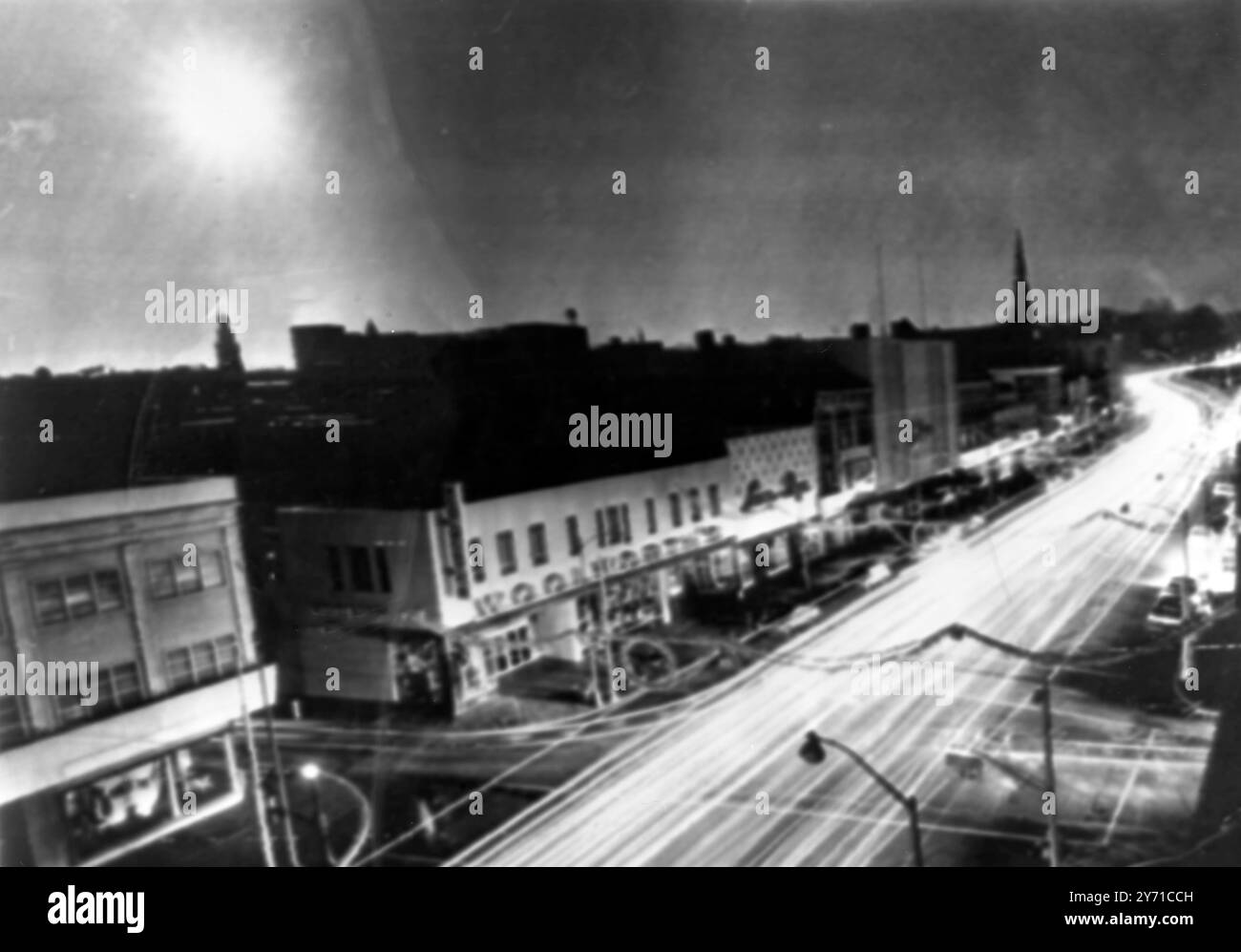 Stromausfall im Nordosten. Die Innenstadt von Schenectady ist in Mondlicht und Motorscheinwerfern getaucht, während der massive Stromausfall letzte Nacht, der New York City und den größten Teil der nordöstlichen Grenze der USA und Kanadas verdunkelte. Fast 30.000.000 Menschen waren betroffen . Städte und Städte wurden ins Chaos geworfen und die Polizei kämpfte mit Plündern und Randalierern . Präsident Johnson hat eine vollständige Untersuchung des Stromausfalls angeordnet - das größte Amerika je gekannt hat . 10. November 1965 Stockfoto