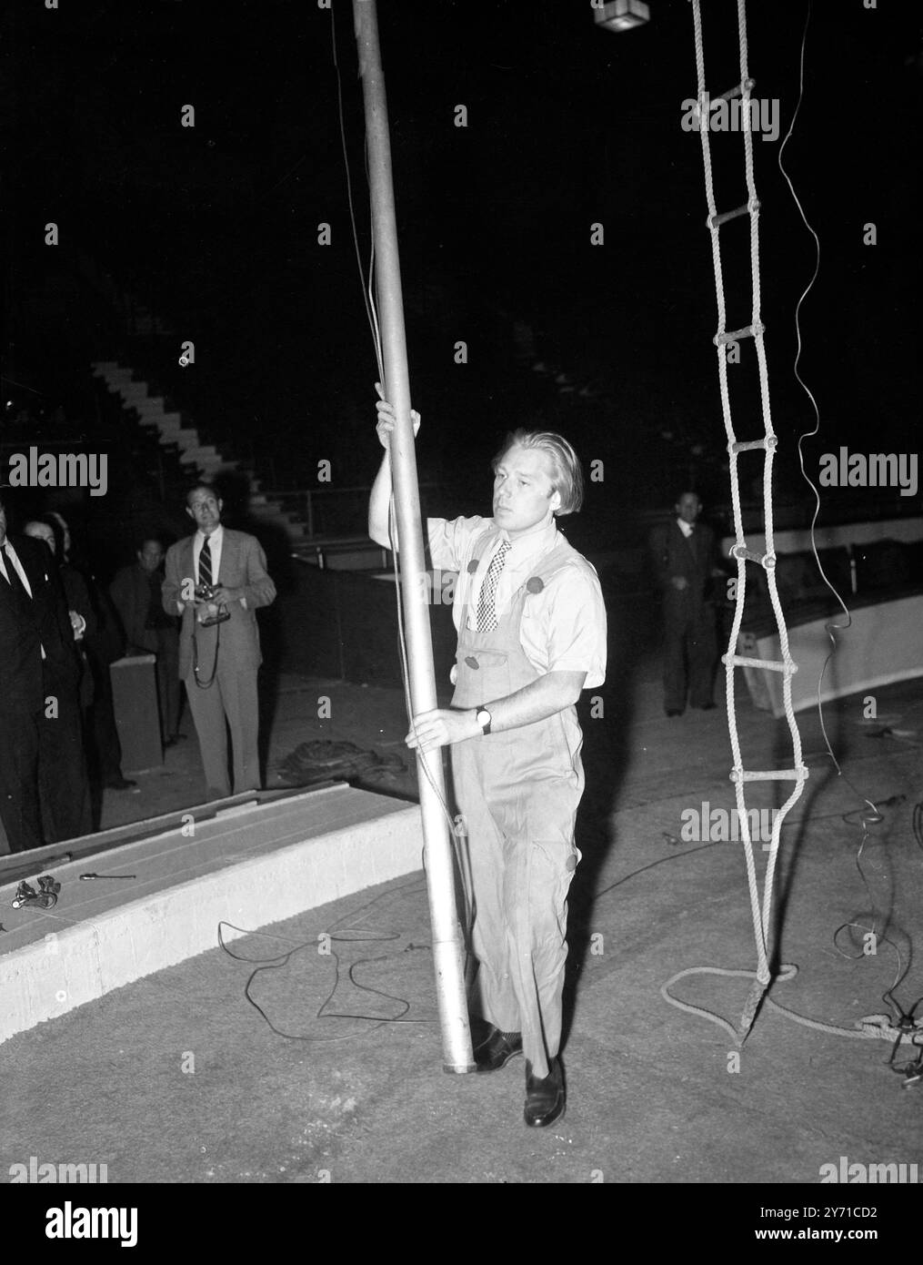 Der 25-jährige Oleg Popov , der Hauptclown des Moskauer Staatszirkus , unterstützt die Zirkusbeschläge in Harringay , während sich der Russische Zirkus auf den Start in London vorbereitet . Die Londoner haben drei Wochen Zeit, um diesen berühmten russischen Zirkus zu sehen . 20. Mai 1956 Stockfoto