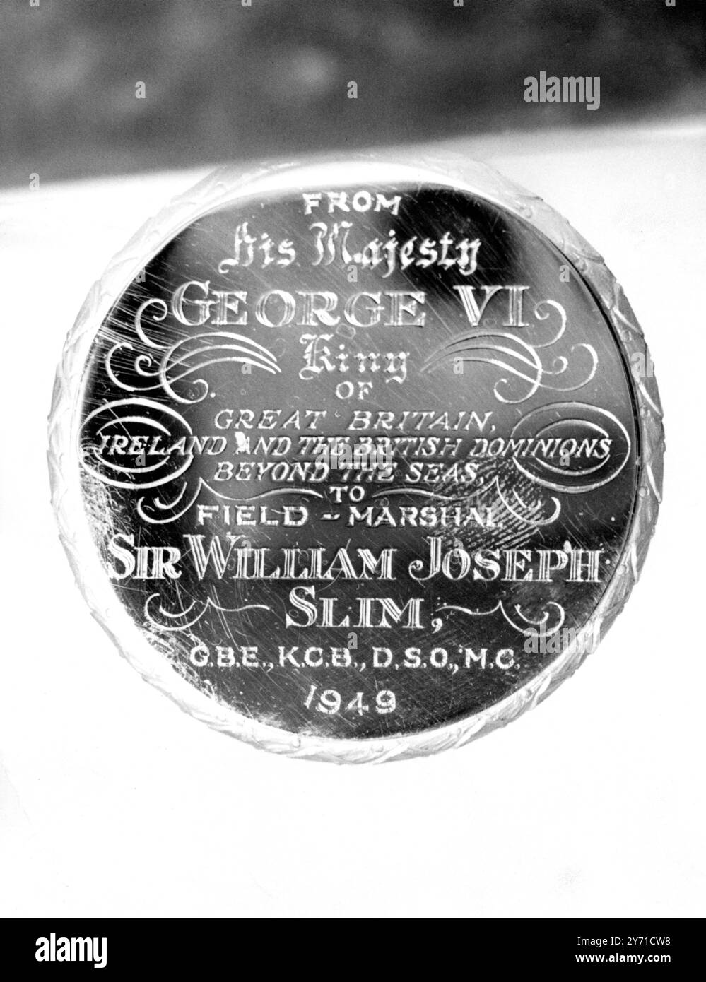 Der König gibt C.I.G.S. seinen Stab. Der König im Buckingham Palace empfing heute Feldmarschall Sir William Slim, Chef des Kaiserlichen Generalstabs, dem er seinen Stab als Feldmarschall übergab. Das Bild zeigt : die Inschriften auf der Basis des Stabes, die der König heute dem Feldmarschall Sir William Slim, C.I.G.S. übergab. 6. Juli 1949 Stockfoto