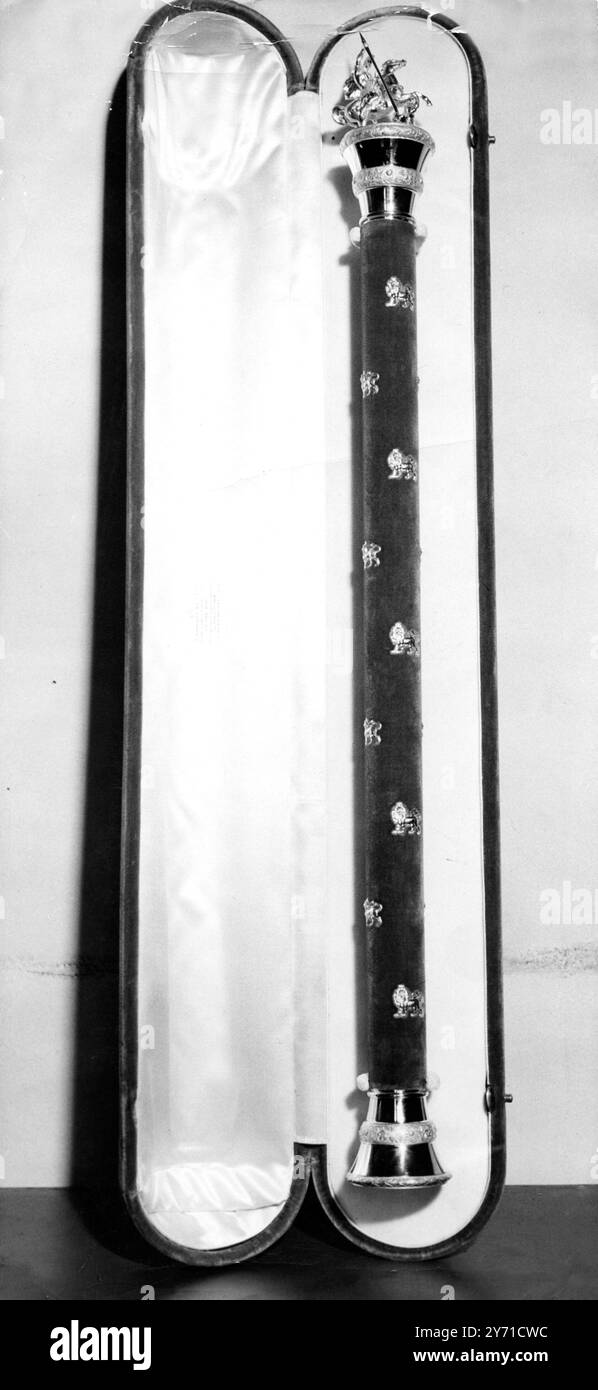 Der König gibt C.I.G.S. seinen Stab. Der König im Buckingham Palace empfing heute Feldmarschall Sir William Slim, Chef des Kaiserlichen Generalstabs, dem er seinen Stab als Feldmarschall übergab. Das Bild zeigt: Feldmarschall Sir William Slims Baton, in seinem Fall, den er heute vom König erhielt. 6. Juli 1949 Stockfoto