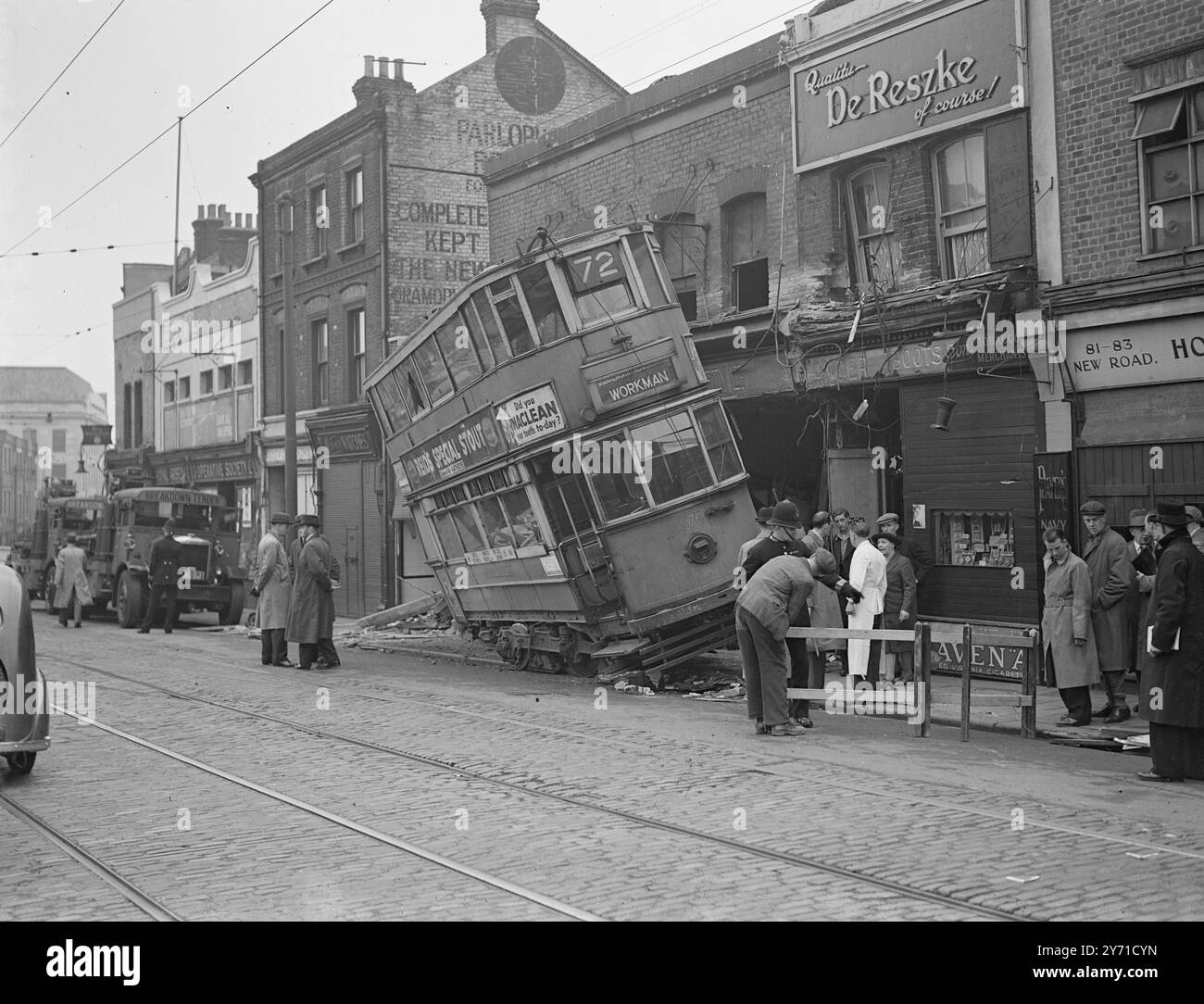 Straßenbahnabsturz in den Geschäften in der 77 Woolwich New Road, Woolwich, London, 18. April 1946 Stockfoto