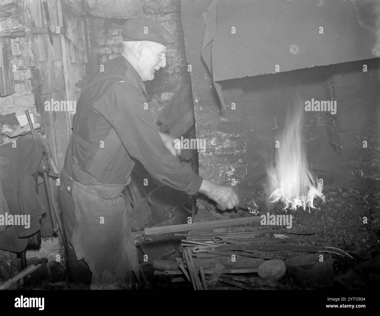 Mr. H. Woods, ein 80 Jahre alter Schmied in der Trafalgar Road 107, Horsham, Kentc. 1940 Stockfoto