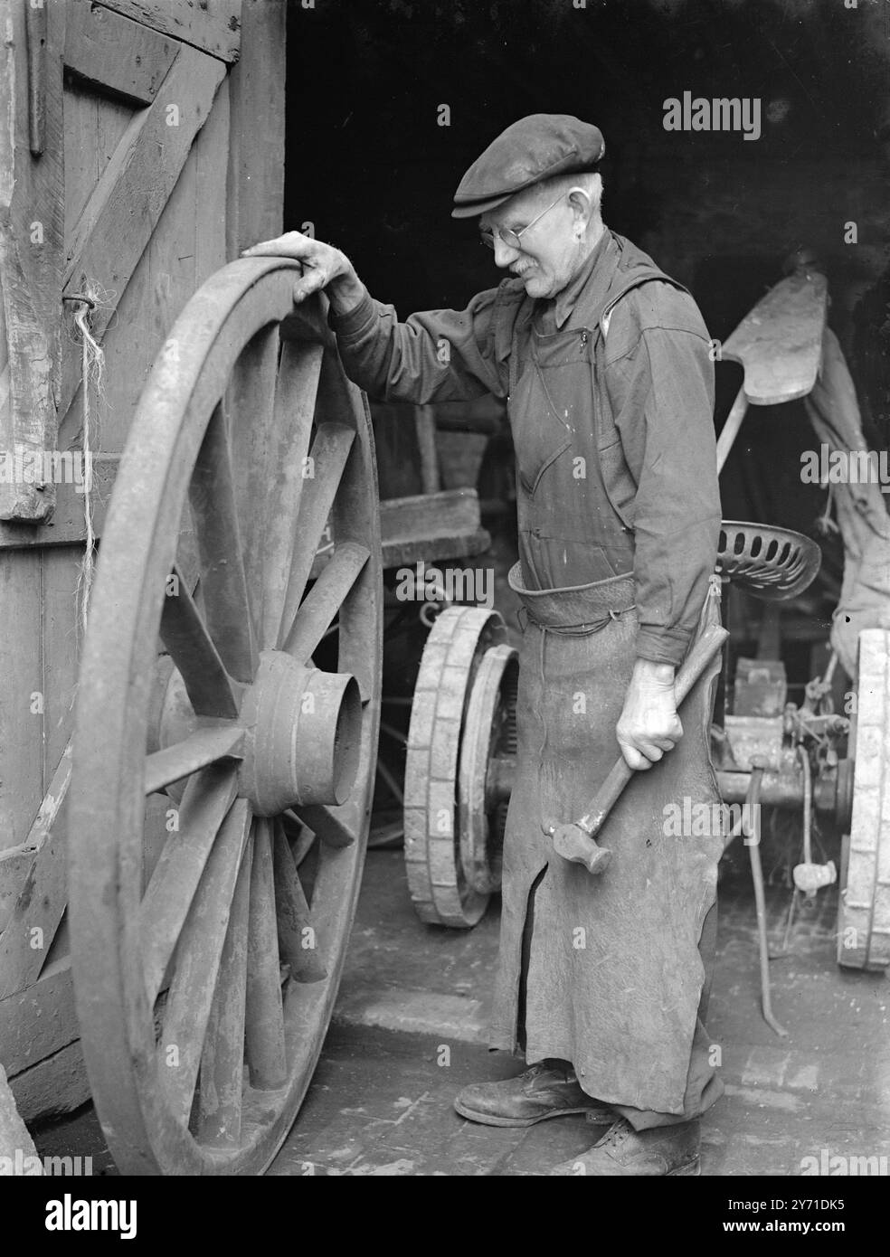 Mr. H. Woods, ein 80 Jahre alter Schmied in der Trafalgar Road 107, Horsham, Kentc. 1940 Stockfoto