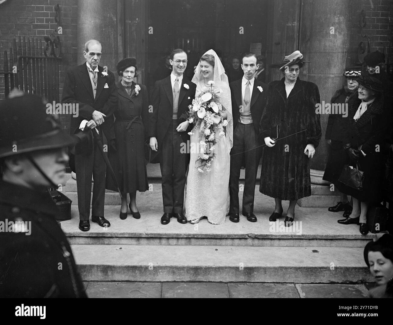 Der SOHN DES PRIMATEN HEIRATET Den Ältesten der sechs Söhne des Erzbischofs von Canterbury, Mr.. HENRY ARTHUR PEARS FISHER war heute am Samstag in der Church of the Holy Redeemer and St. Thomas More, Cheyne Row, Chelsea, mit einer römisch-katholischen Frau FELICITY SUTTON, einer 26-jährigen Künstlerin aus Chelsea, verheiratet. Die Paare kennen sich seit ihrer Kindheit. Mr. Fisher ist 80 und ein Rechtsanwalt. Während des Krieges war er lieut-Colonel im Leicestershire-Regiment und diente in Burma, FOTO ZEIGT: Familiengruppenfoto, aufgenommen nach der Hochzeit heute. Mr. Sutton, der Vater der Braut, links gesehen. E Stockfoto