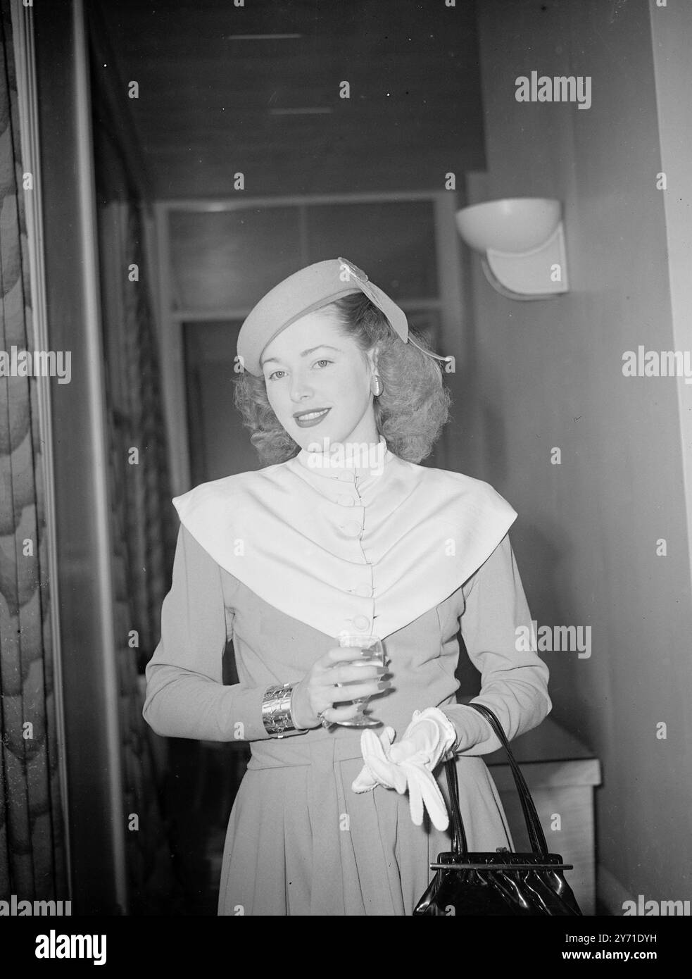 ELEANOR PARKER aus Hollywood, die heute Abend Gastgeberin bei der Premiere ihres neuen Films „The Voice of the Turtle“ im Warner Theatre sein sollte. Stattdessen gab es eine Enttäuschungsparty. Die Filmsteuervereinbarung funktionierte nicht früh genug, um Warners rechtzeitig das Bild aus der Anleihe zu holen, und so spielte Miss PARKER die Gastgeberin wie geplant, mit einer Enttäuschungsparty für ihre Freunde im Savoy Hotel, London. DAS BILD ZEIGT:- PILGRIM- PARKER' Screen Star ELEANOR PARKER trägt ein neues langes graues Kleid mit einem dezenten Pilgrim-cape im 'di Stockfoto