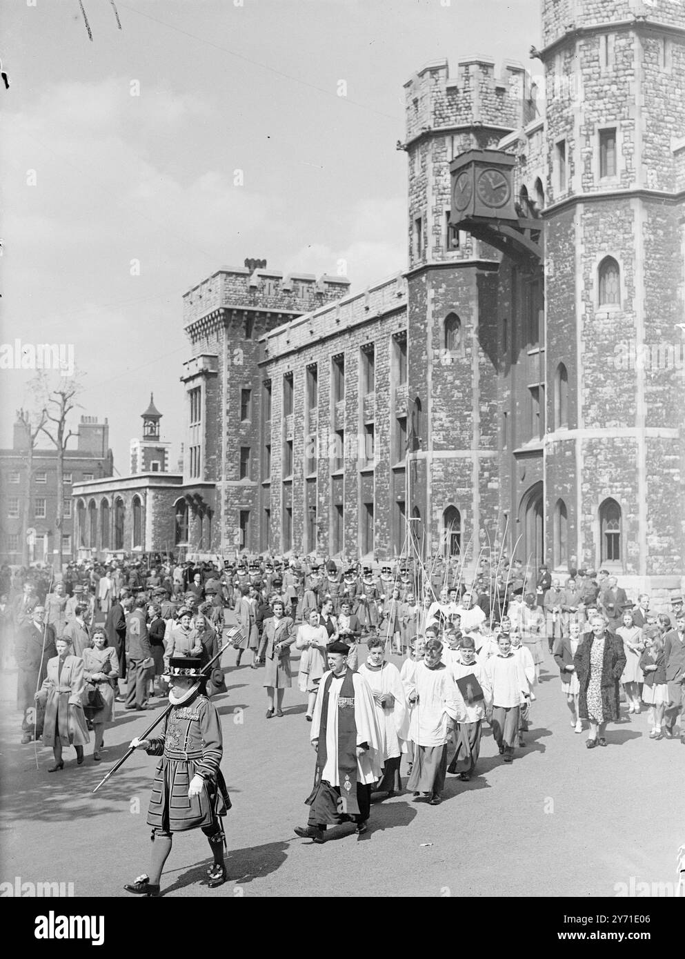 Die Zeremonie zum Aufstiegstag, bei der die Grenzen des Tower Liberty besiegt wurden, fand heute im Tower of London statt. Die Grenzen wurden von Jungen mit weißen Stangen und Teilnehmern an der Zeremonie geschlagen, die im dreijährigen Rhythmus stattfindet, darunter der Constable und der Lientenant des Tower of London, die Yeoman Warders in Full State Dress, der Chor der Chapel Royal von St. Peter und Vincular, der Bürgermeister des Turms , der Meister Gunner im Tower und der Yeoman Gaoler mit Axe. DAS BILD ZEIGT: Chorknaben mit ihren Weißen Wands in Prozession mit Stockfoto