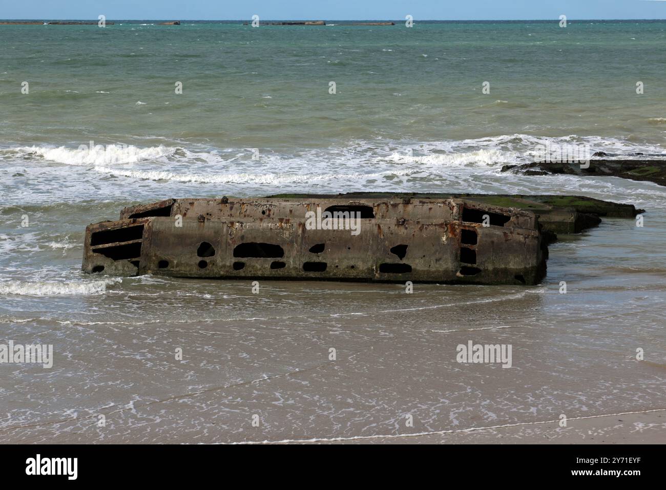 Nahaufnahme der Überreste der Mulberry Harbour Caissons am Strand von Arromanches-les-Bains, Normandie, Frankreich Stockfoto
