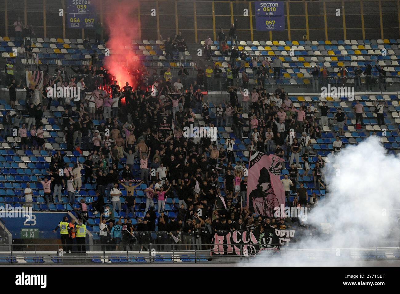 Neapel, Italien. September 2024. Anhänger des Palermo FC während des Spiels Coppa Italia zwischen SSC Napoli und Palermo FC im Stadio Diego Armando Maradona Neapel Italien am 26. September 2024. Franco Romano/Alamy Live News Stockfoto