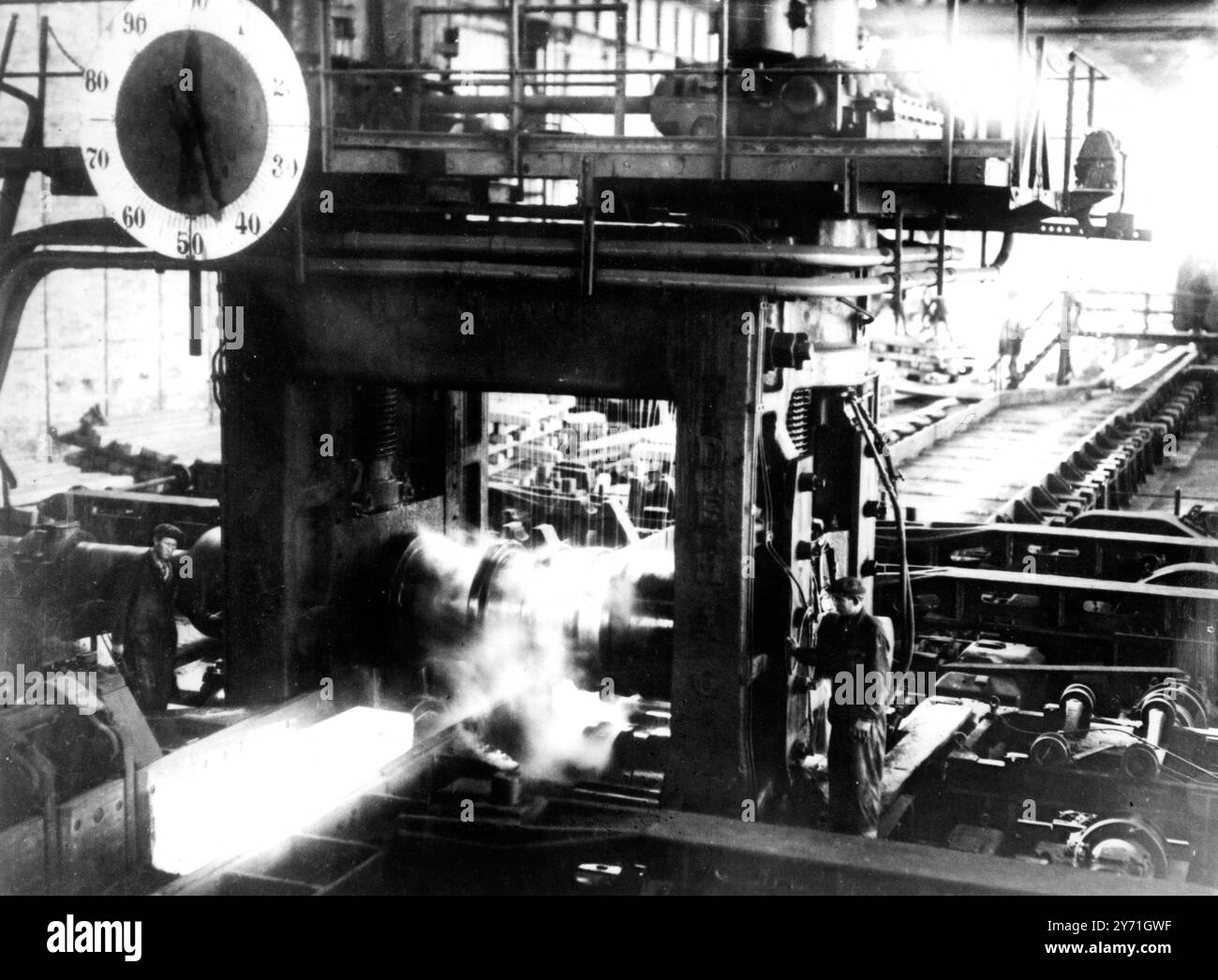 Stahlwerke in Russland Walzen von Barren in den Werken in Magnitogorsk. Das weiß-heiße Metall ist links zu sehen Stockfoto