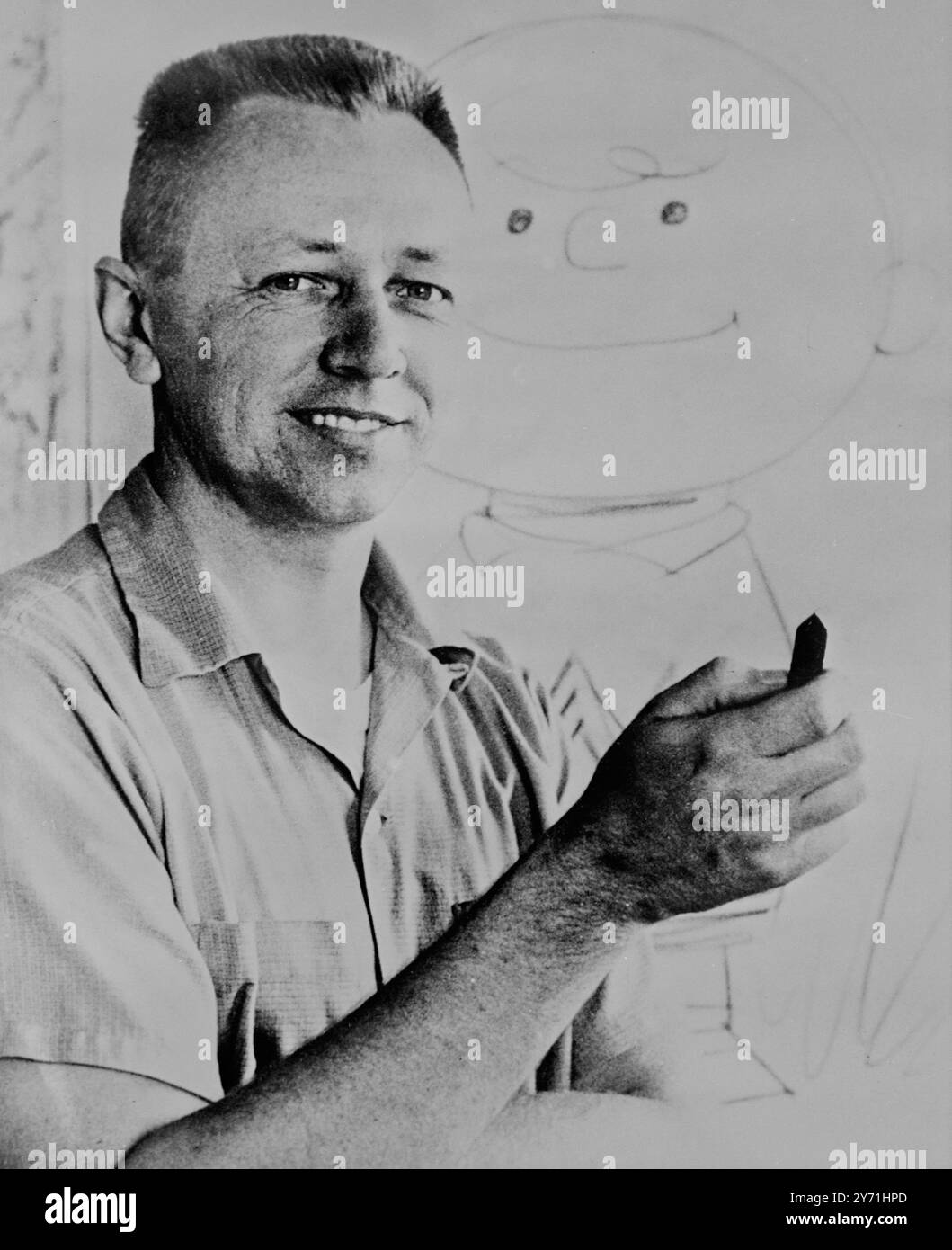 Der berühmte amrikanische Karikaturist Charles Schulz, der am 17. Januar 1968 von "Peanuts" stammt Stockfoto