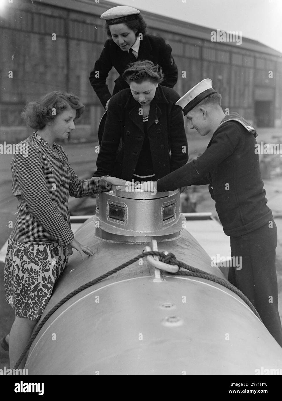 "DIE MARINE ZEIGT " in Vorbereitung auf die Pfingstmarinetage in Chatham (14. Bis 17. Mai) üben die Schiffe und die Männer des "stillen Dienstes ", die Öffentlichkeit hinter die Kulissen zu bringen, im Royal Dockland werden der Kreuzer H.M.S. Diadem , drei Zerstörer und ein U-Boot sowie ein deutsches Mini-U-Boot und Royal Marines kombinierte Einsatzkanus gezeigt. Froschmänner und Feuerwehrleute der Marine werden ebenfalls Schautafeln geben. Mai 1948 Stockfoto