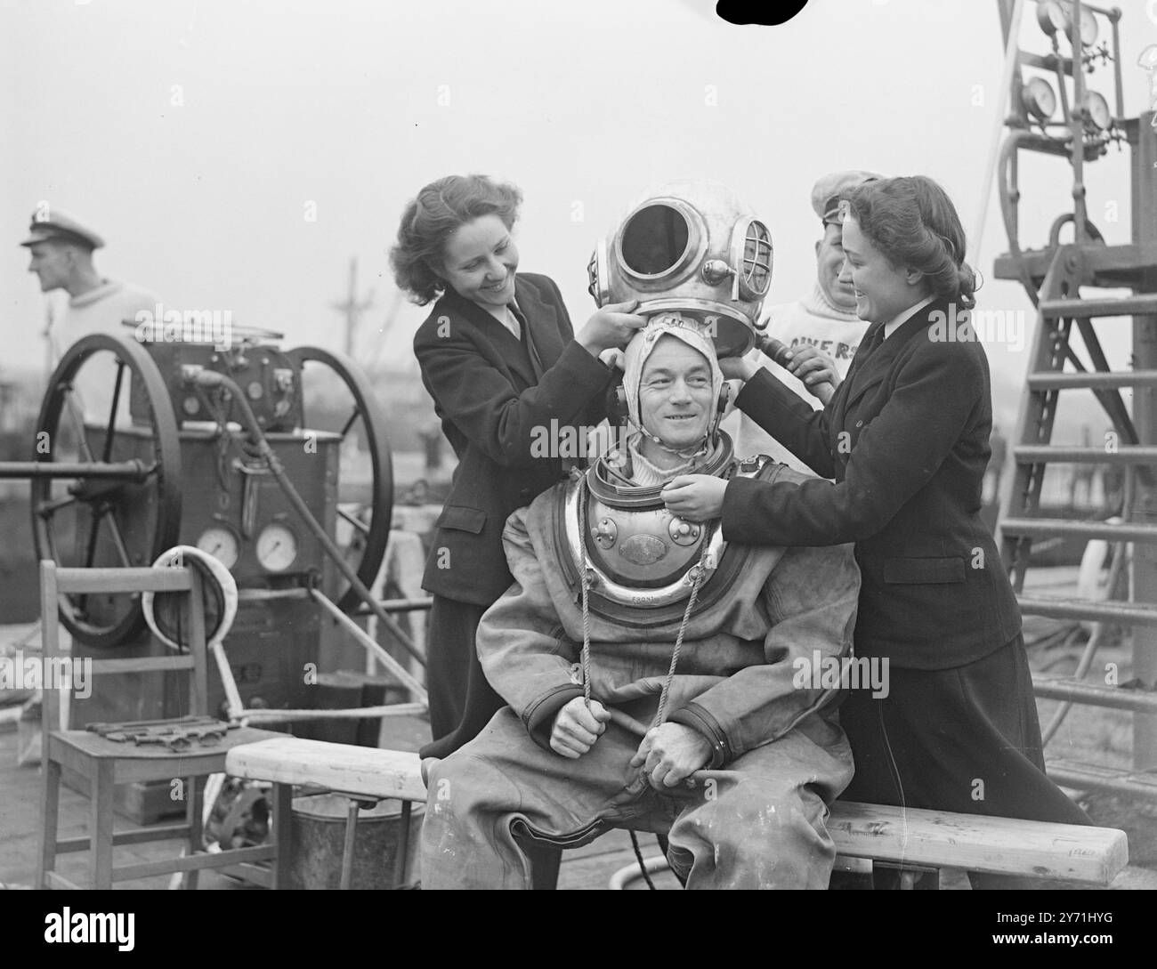 "DIE MARINE ZEIGT " in Vorbereitung auf die Pfingstmarinetage in Chatham (14. Bis 17. Mai) üben die Schiffe und die Männer des "stillen Dienstes ", die Öffentlichkeit hinter die Kulissen zu bringen, im Royal Dockland werden der Kreuzer H.M.S. Diadem , drei Zerstörer und ein U-Boot sowie ein deutsches Mini-U-Boot und Royal Marines kombinierte Einsatzkanus gezeigt. Froschmänner und Feuerwehrleute der Marine werden ebenfalls Schautafeln geben. DAS BILD ZEIGT: "Sie haben es nicht vergessen" - "ZWIEGERFRANZÖSISCH von Hampstead" (links) und "Zwiegermädchen" DARINE RADWAY vom Wachen, machen das Tauchen zu einem Vergnügen Stockfoto