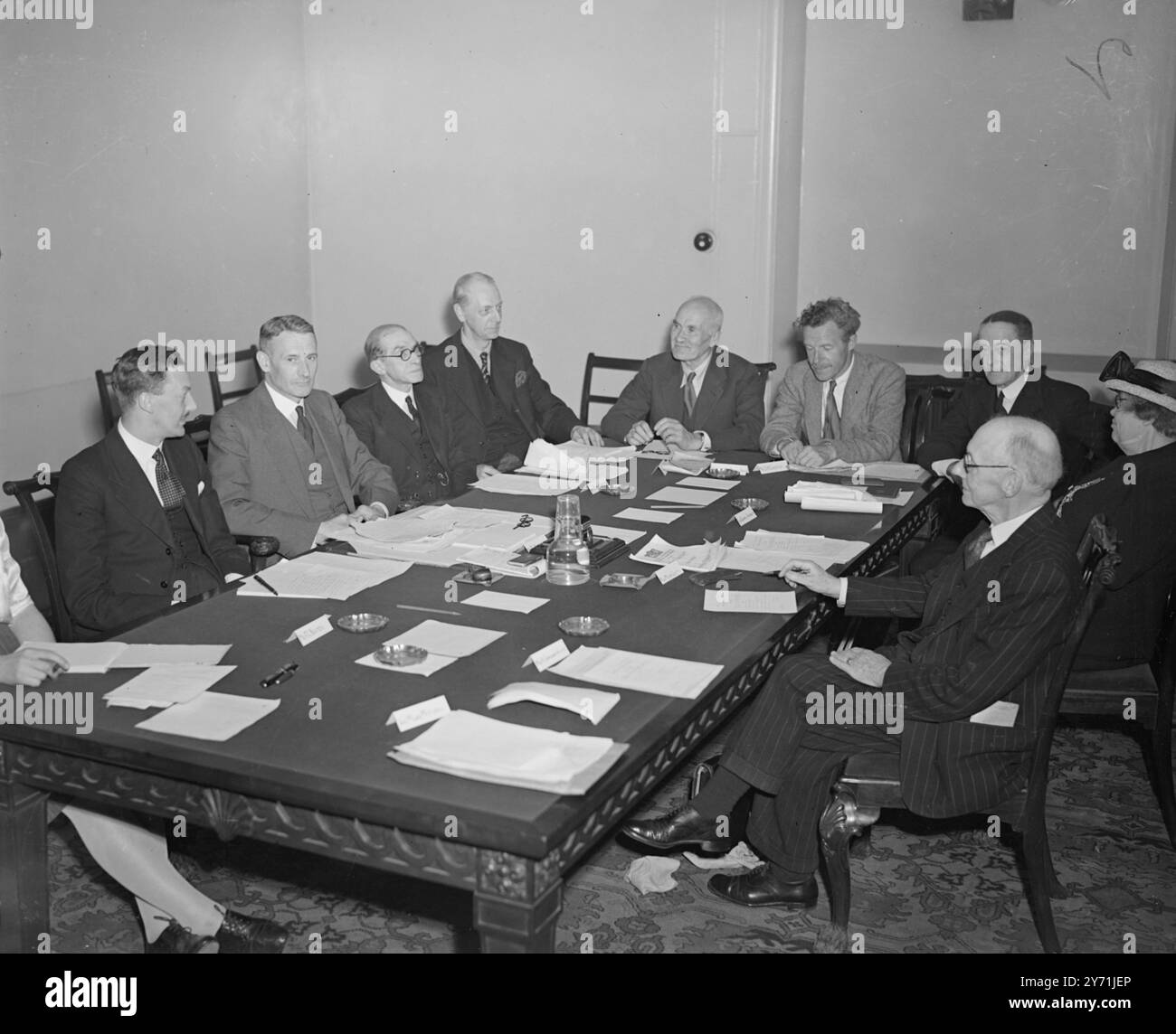 DER AUSSCHUSS FÜR POLITISCHE TÄTIGKEITEN DER BEAMTEN TRITT ZUSAMMEN. Der Ausschuss für politische Aktivitäten von Beamten wurde vom Finanzminister ernannt, um die bestehenden Beschränkungen der politischen Aktivitäten, die von zivilen Regierungsbeamten durchgeführt werden können, zu prüfen. Heute hielt er seine erste Sitzung im Finanzministerium in London ab. DAS BILD VON S.W. ZEIGT :- Eine allgemeine Sicht des Ausschusses auf seiner heutigen Sitzung im Finanzministerium . Von links sind Mr. F.C.NEWTON, Sekretär, Mr.J.C. MASTERMAN , Chmn.; SIR RICHARD HOPKINS ; Mr .W.CASH ; General . SIR RONALD ADAM; HERR . D.N. CHESTER; SIR EDWARD CADOGAN; Stockfoto
