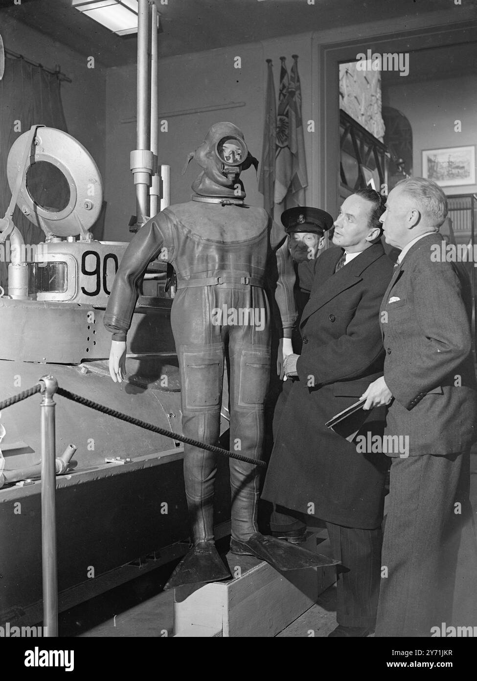 V.C. ' FROGMAN ' ABBILD PRÄSENTIERT DEM LONDON MUSEUM ein Abbild des ' Frogman ' V.V. , der Seamann James Joseph Magennis VC (ursprünglich McGinnes geschrieben) mit dem Anzug, den er auf seiner heroischen Exploit trug , wurde dem Imperial war Museum Lambeth London von Dunlop präsentiert , der den Anzug in Absprache mit der admiralität entwarf . Magennis war der Taucher des Mini-U-Bootes X.E.3 unter dem Kommando von Lieutenant Ian Edward Frazer, der auch den V.C. für die Exploit erhielt, die den japanischen schweren Kreuzer Takoa für den Rest des Krieges außer Gefecht setzte. Der X.E.3. Hatte eine P Stockfoto