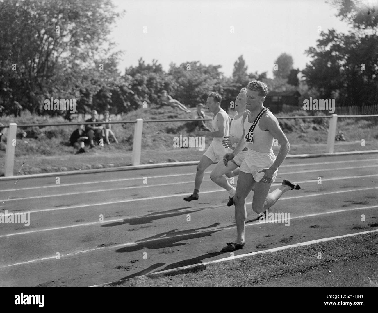 " OLYMPISCHE VORSCHAU " BEI U . A . U . MEISTERSCHAFTEN viele Auszubildende der Olympischen Spiele nahmen heute an den Universities Athletic Union Championships im Motspur Park Teil . DOUGLAS HARRIS , Neuseeland 440 Yards Track Star , lief für Loughborough in seiner Hitze über diese Distanz und gewann . DAS BILD ZEIGT :- "AUSWÄRTSSIEGER" neuseeländischer OLYMPIASIEGER " Hoffnung ", DOUGLAS HARRIS ( nächstgelegene Kamera ) zieht in die Führung, um heute die 400 Yards Heat im Motspur Park zu gewinnen. HARRIS hält das N . Z . Viertelmeilenrekord bei 47b Sekunden. Mai 1948 Stockfoto