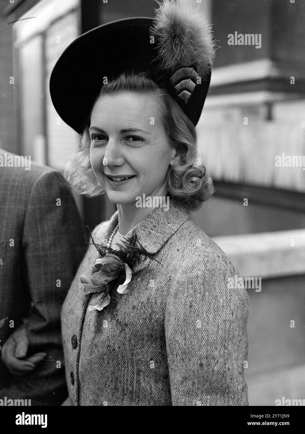 OKLAHOMA DANCERS WED, Miss MARGUERITE STEWART, Tänzerin in OKLAHOMA am Drury Lane Theatre in London, war mit Mr. PAYNE L. CONVERSE, eine weitere Tänzerin in der Show, in der Marylebone Town Hall, London. DAS BILD ZEIGT:- die Braut macht ein bezauberndes Bild mit einem Cockaded Military Trend Hut, als sie nach der Zeremonie geht . 13. November 1948 Stockfoto