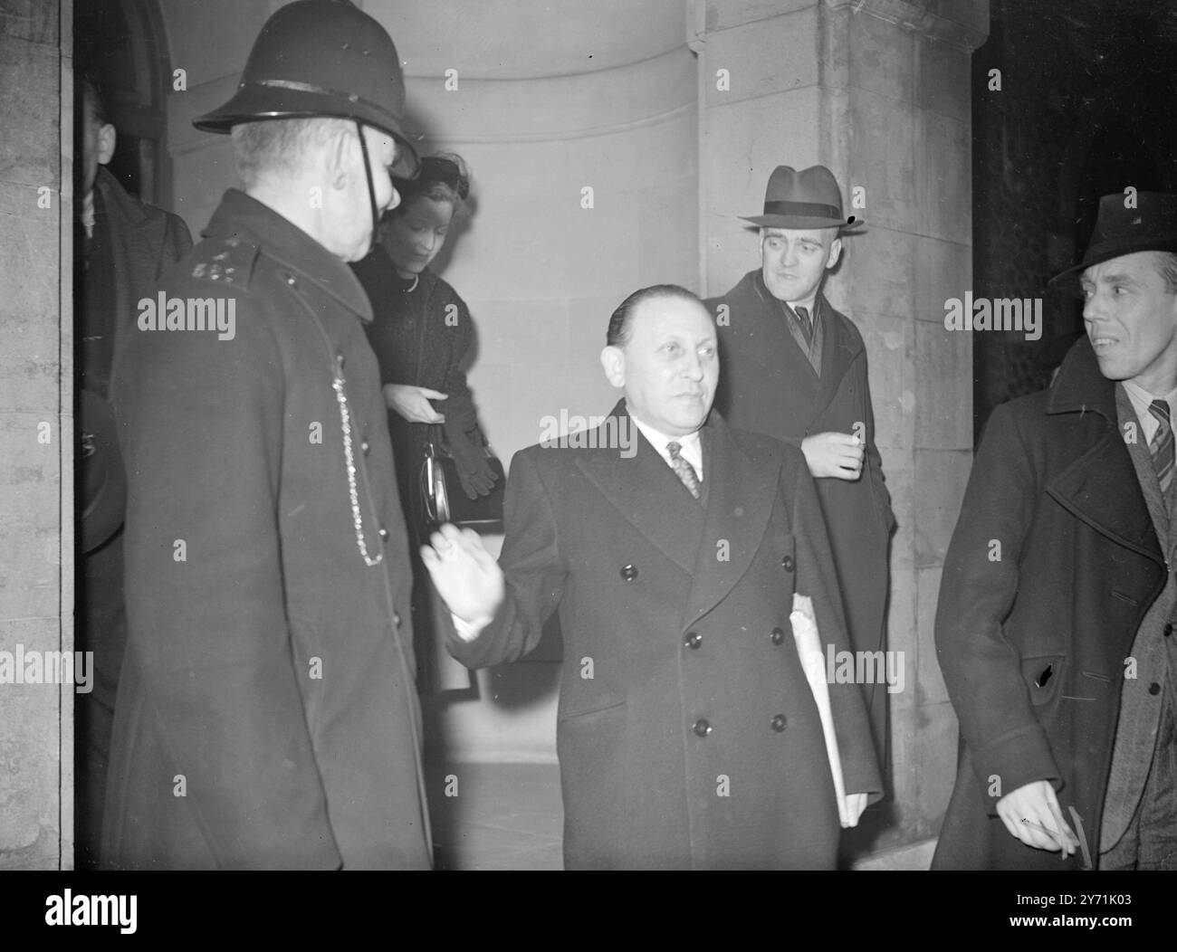 STANLEY IN DER KISTE VOR DEM GERICHT HEUTE HERR . SIDNEY STANLEY ging in die Zeugenbox des Tribunal of Inquiry über Vorwürfe gegen Minister und Regierungsbeamte, die im Church House in Westminster, London, wieder aufgenommen wurde. DAS BILD ZEIGT:- MR . SIDNEY STANLEY verlässt Church House nach Beweisgabe. 1. Dezember 1948 Stockfoto