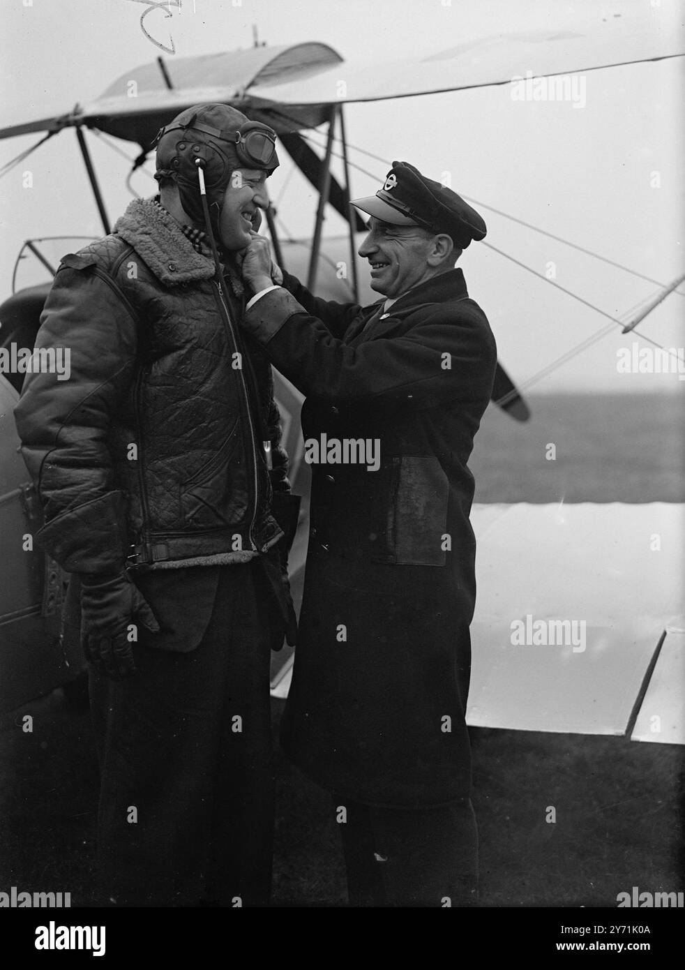 LONDON VERKEHRSFLIEGER TREFFEN SICH MIT DEM MINISTER FÜR FLUGDIENSTE viele der Arbeitnehmer , deren Arbeitsalltag mit dem Transport von Millionen Londons auf der Straße , der Schiene oder dem Bus verbunden ist , erreichen in ihrer Freizeit ehrgeizigere Höhen . Todat diese Enthusiasten , Mitglieder des London Transport Flying Club , konnten den Minister für Civl Aviation , LORD PAKENHAM , treffen, als er den Club auf dem Fairoaks Aerodrome in Cobham, Surrey besuchte . DAS BILD ZEIGT:- FAHRER IM URLAUB Eines BUSMANNES HILFT LUFTMINISTER, FAHRER B. GEORGE, von Alperton, Middlesex, Busgarage , der stellvertretender Vorsitzender des Clubs ist, z Stockfoto