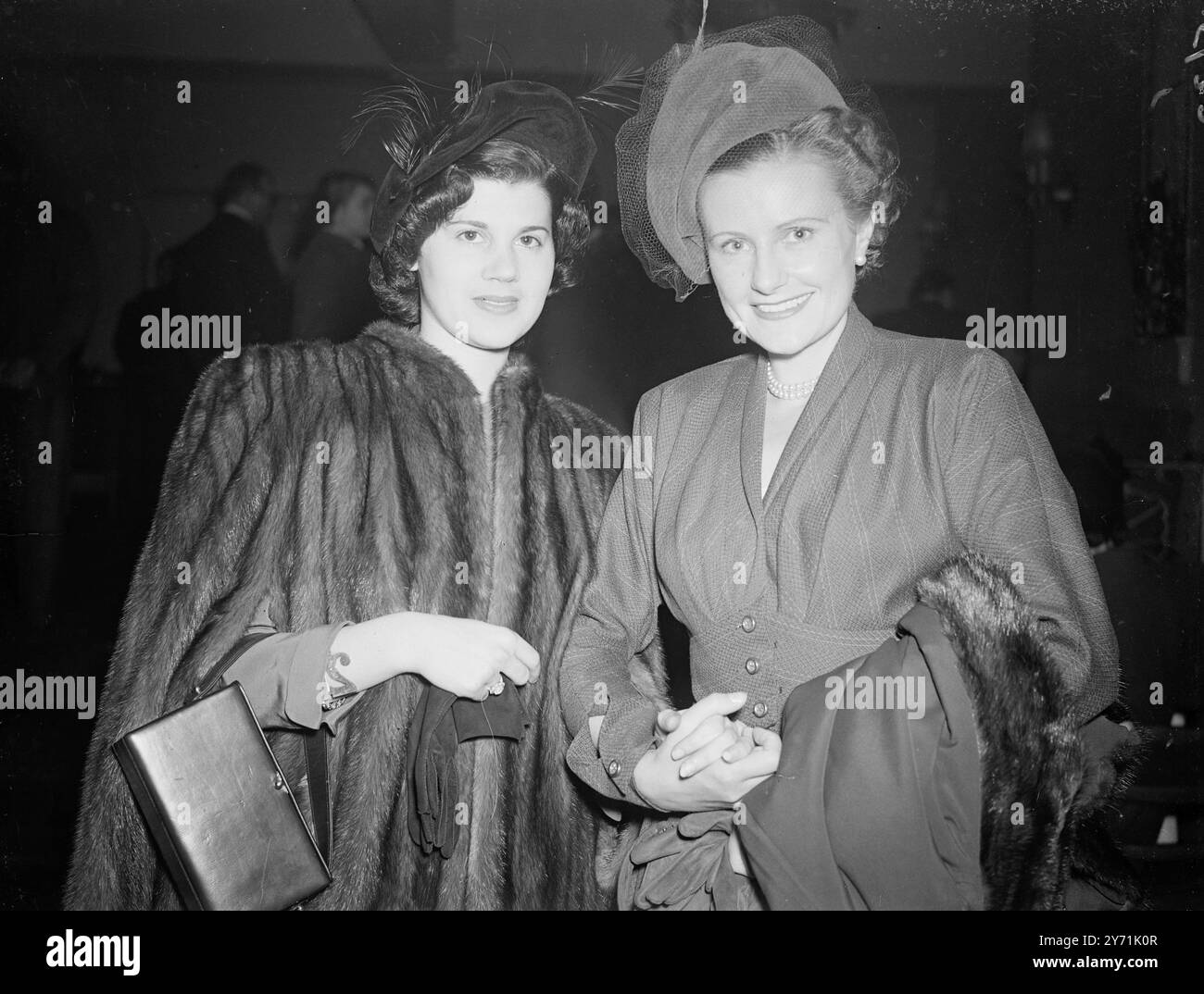 ASSOCIATED BRITISH PICTURES PRESSEEMPFANG Mrs. JACK WARNER und Mrs. ARTHUR ABELES, Frau des Managers Warner Brothers, Great British Pictures Presseempfang im Hungaria Restaurant, Lower Regent Street, London. 18. November 1948 Stockfoto