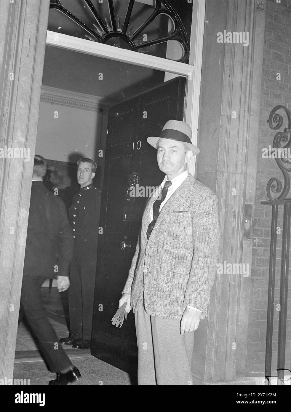 US-VERTEIDIGUNGSCHEF SIEHT GROSSBRITANNIENS PREMIER MR. JAMES FORRESTAL , US-Verteidigungsminister , der sich auf einem dreitägigen Besuch in Europa befindet , kam für einen 24-Stunden-Aufenthalt in London an . Er ging zur Downing Street 10 , um Mr. Clement Attlee , Großbritanniens Premierminister , zu beschützen und wird auch Mr. A. V. Alexander, Großbritanniens Verteidigungsminister, treffen . Herr . Forrestal hat in Paris bereits Gespräche mit Herrn geführt . Marshall , der US-Außenminister , und zusammen mit dem französischen Verteidigungsminister . Es wird angenommen, dass er Fragen zur US-Unterstützung für Verteidigungspläne von Western Union untersucht. BILD Stockfoto US-VERTEIDIGUNGSCHEF SIEHT GROSSBRITANNIENS PREMIER MR. JAMES FORRESTAL , US-Verteidigungsminister , der sich auf einem dreitägigen Besuch in Europa befindet , kam für einen 24-Stunden-Aufenthalt in London an . Er ging zur Downing Street 10 , um Mr. Clement Attlee , Großbritanniens Premierminister , zu beschützen und wird auch Mr. A. V. Alexander, Großbritanniens Verteidigungsminister, treffen . Herr . Forrestal hat in Paris bereits Gespräche mit Herrn geführt . Marshall , der US-Außenminister , und zusammen mit dem französischen Verteidigungsminister . Es wird angenommen, dass er Fragen zur US-Unterstützung für Verteidigungspläne von Western Union untersucht. BILD Stockfoto