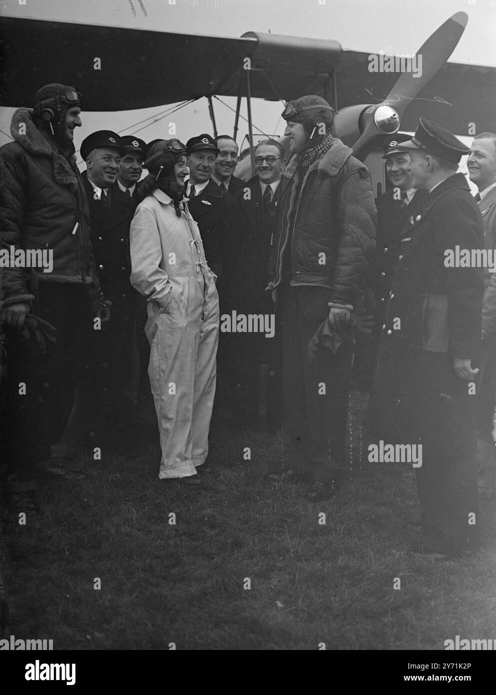 LONDON VERKEHRSFLIEGER TREFFEN SICH MIT DEM MINISTER FÜR FLUGDIENSTE viele der Arbeitnehmer , deren Arbeitsalltag mit dem Transport von Millionen Londons auf der Straße , der Schiene oder dem Bus verbunden ist , erreichen in ihrer Freizeit ehrgeizigere Höhen . Heute konnten diese Enthusiasten , Mitglieder des London Transport Flying Club , den Minister für Zivilluftfahrt , LORD PAKENHAM , treffen, als er den Club auf dem Fairoaks Aerodrome in Cobham, Surrey besuchte . DAS BILD ZEIGT:- BUSMAN's HOLDIDAY LORD PACKENHAM , Minister für Zivilluftfahrt , plaudert mit einigen Mitgliedern während der Besuche im London Transport Flying Club . Stockfoto