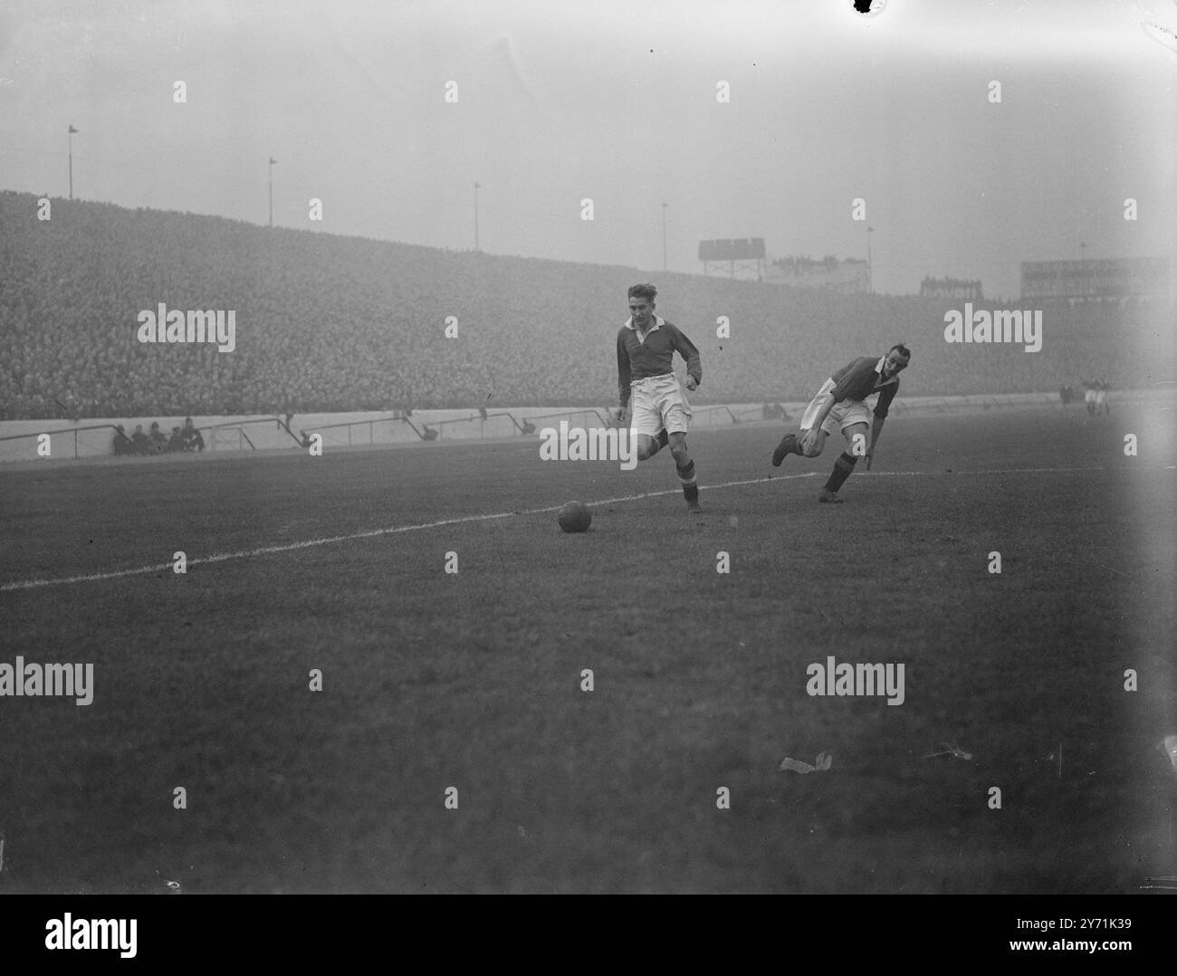EIN KAMPF VON CHELSEA V. MANCHESTER UM DEN BALL. ROY BENTLEY (Chelsea Centre Forward) verließ den Ball und CHILTON, Manchester United Centre zur Hälfte, im Kampf um den Ball während des Football League Division I Spiels in Stamford Bridge, London . 13. November 1948 Stockfoto
