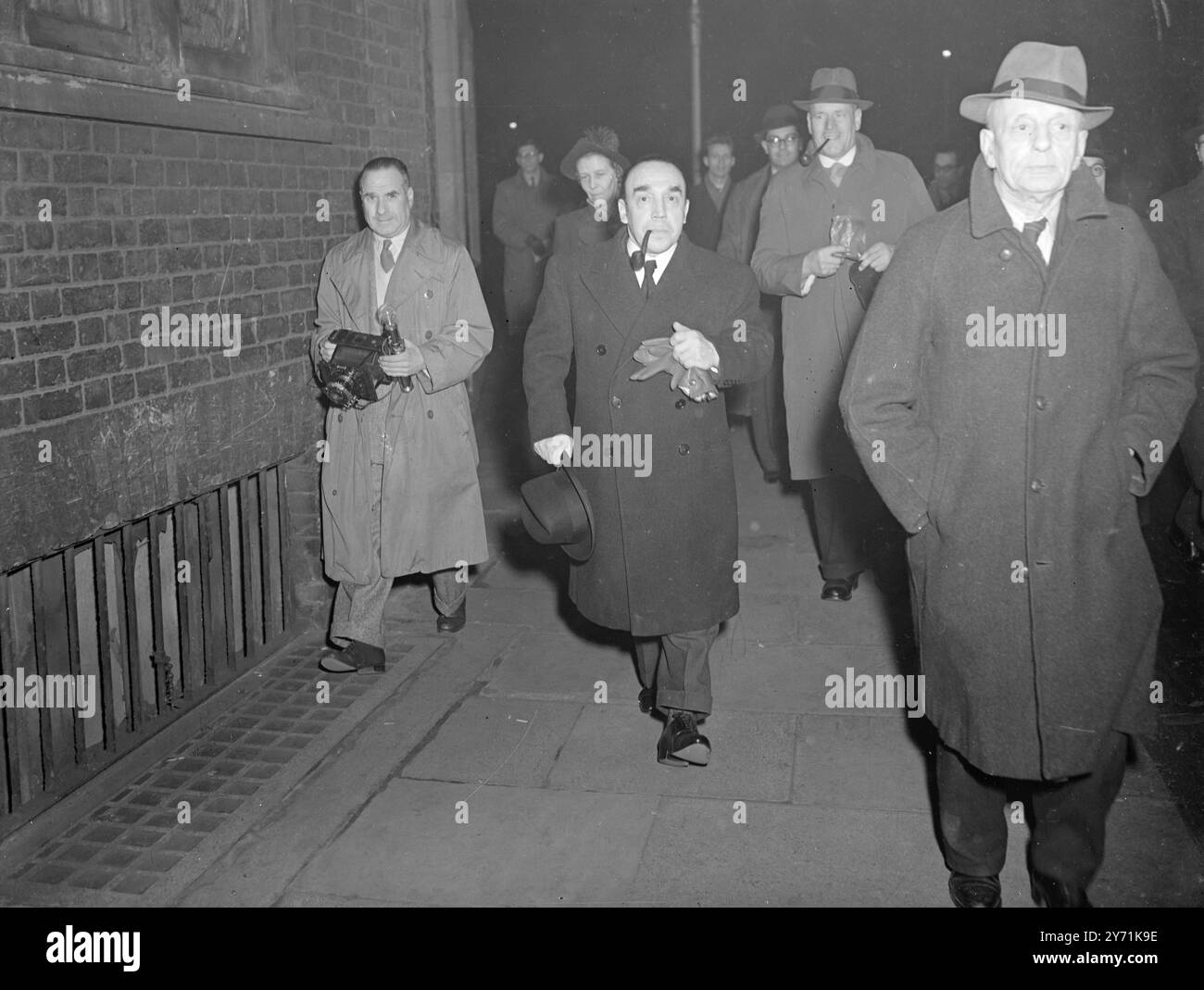 Das TRIBUNAL of Inquiry to Vorwürfe gegen Westminster und Regierungsbeamte begann seine dritte Woche , als die Anhörung im Church House in Westminster in London wiederaufgenommen wurde . DAS BILD ZEIGT:- CYRIL JOSHUA ROSS , Vorsitzender und Geschäftsführer von Swear and Wells, Ltd., der Beweise gab. 29. November 1948 Stockfoto