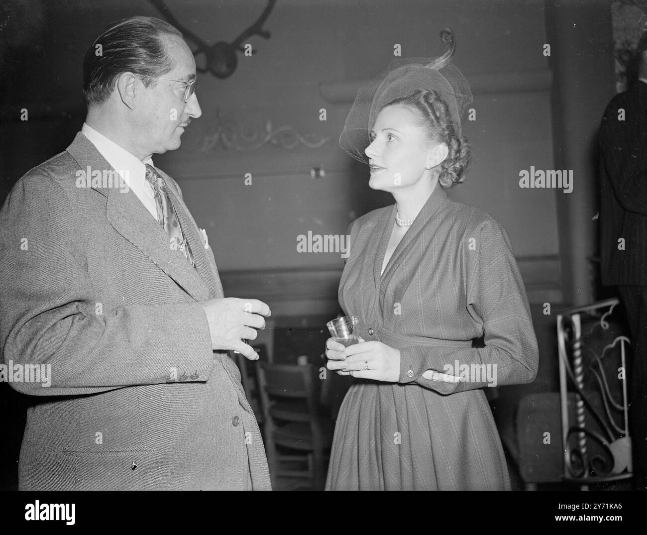 ASSOCIATED BRITISH PICTURES PRESSEEMPFANG MR . C.J. LATTA im Gespräch mit Frau Arthur Abeles , Frau des Managers von Warner Brothers , Großbritannien , beim Associated British Pictures Press Empfang im ungarischen Restaurant, Lower Regent Street, London . 18. November 1948 Stockfoto